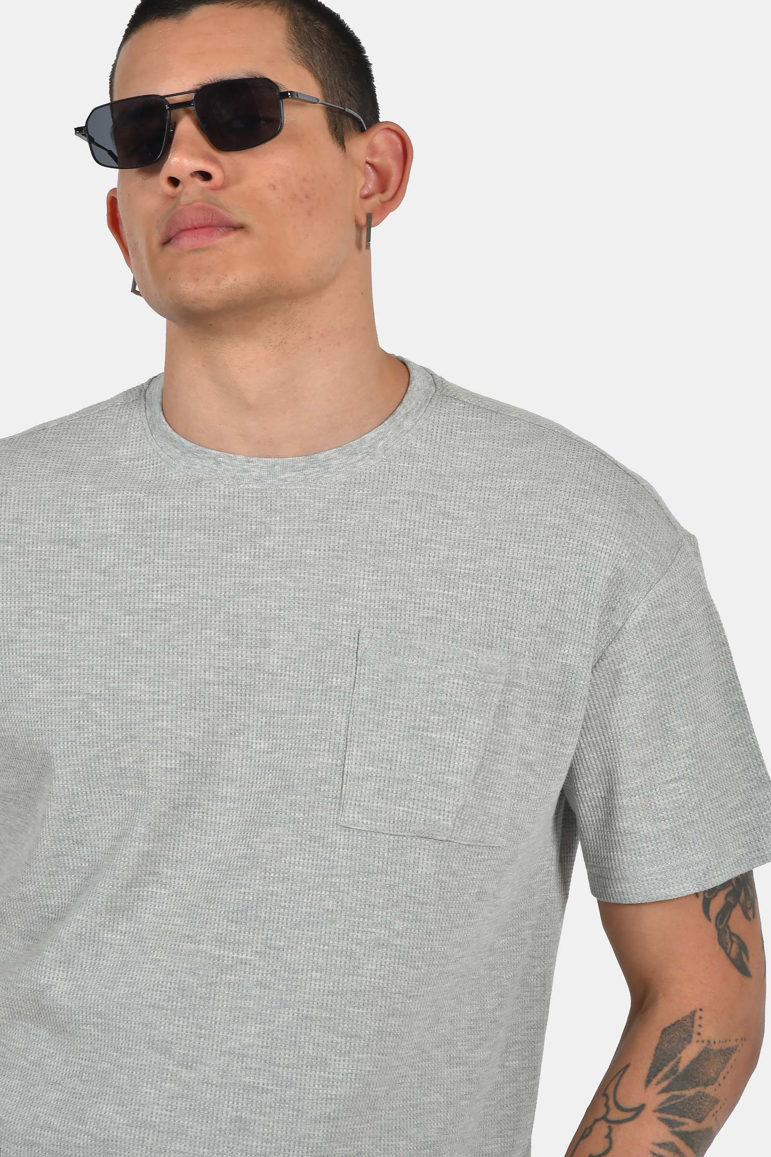 ανδρικό-t-shirt-normal-fit-με-ανάγλυφη-υφή-&-τσέπη-ελαστική-άνεση