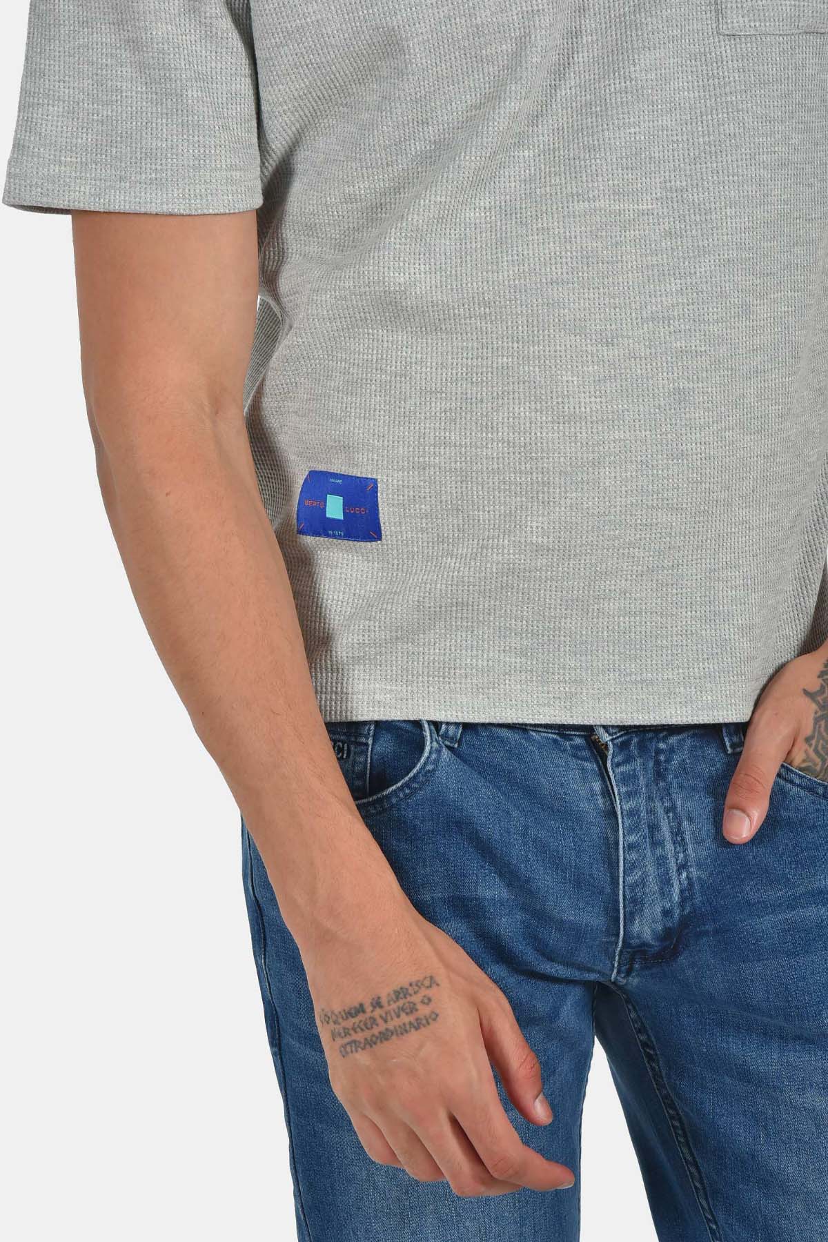 ανδρικό-t-shirt-normal-fit-με-ανάγλυφη-υφή-&-τσέπη-ελαστική-άνεση