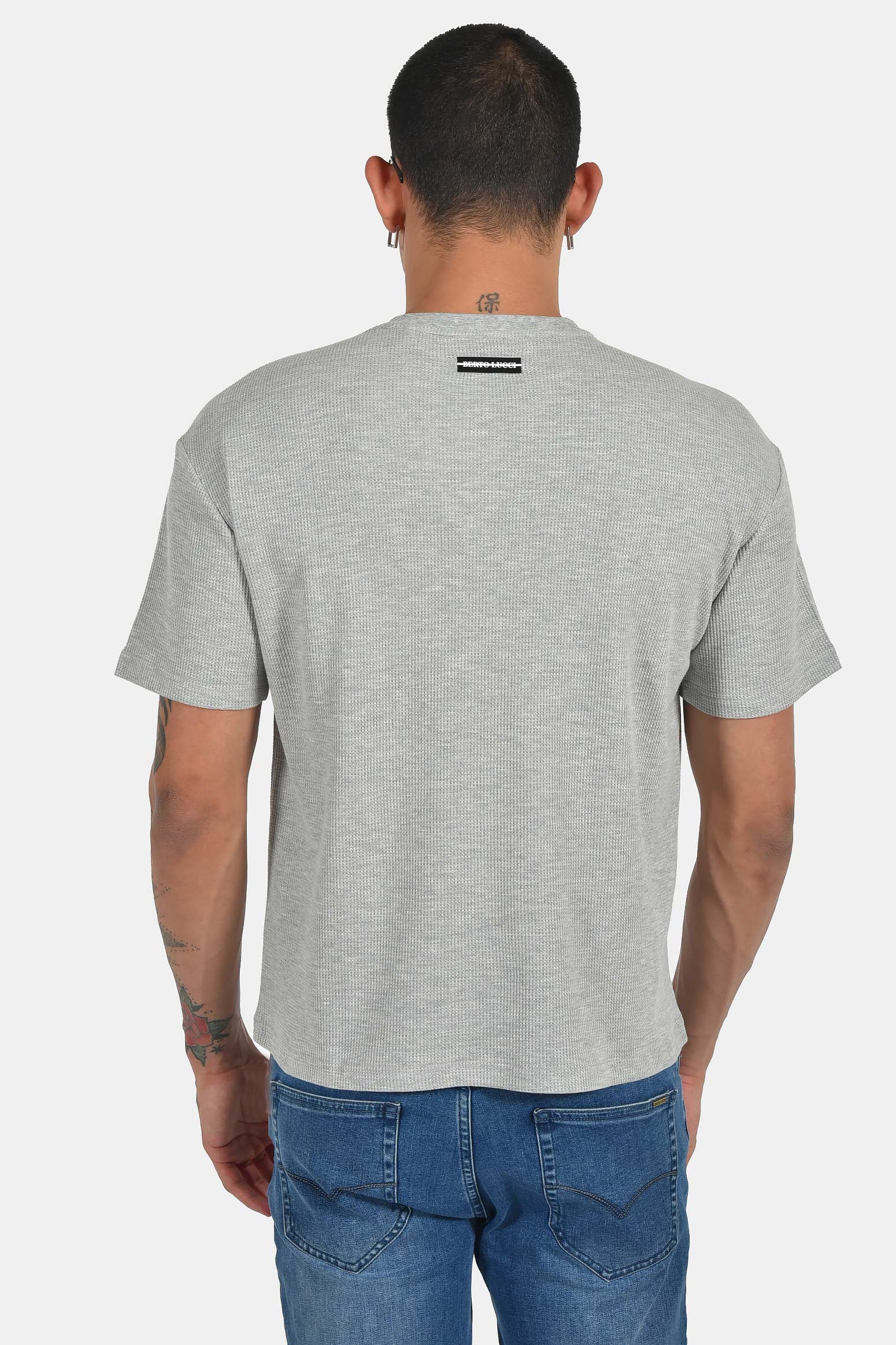 ανδρικό-t-shirt-normal-fit-με-ανάγλυφη-υφή-&-τσέπη-ελαστική-άνεση