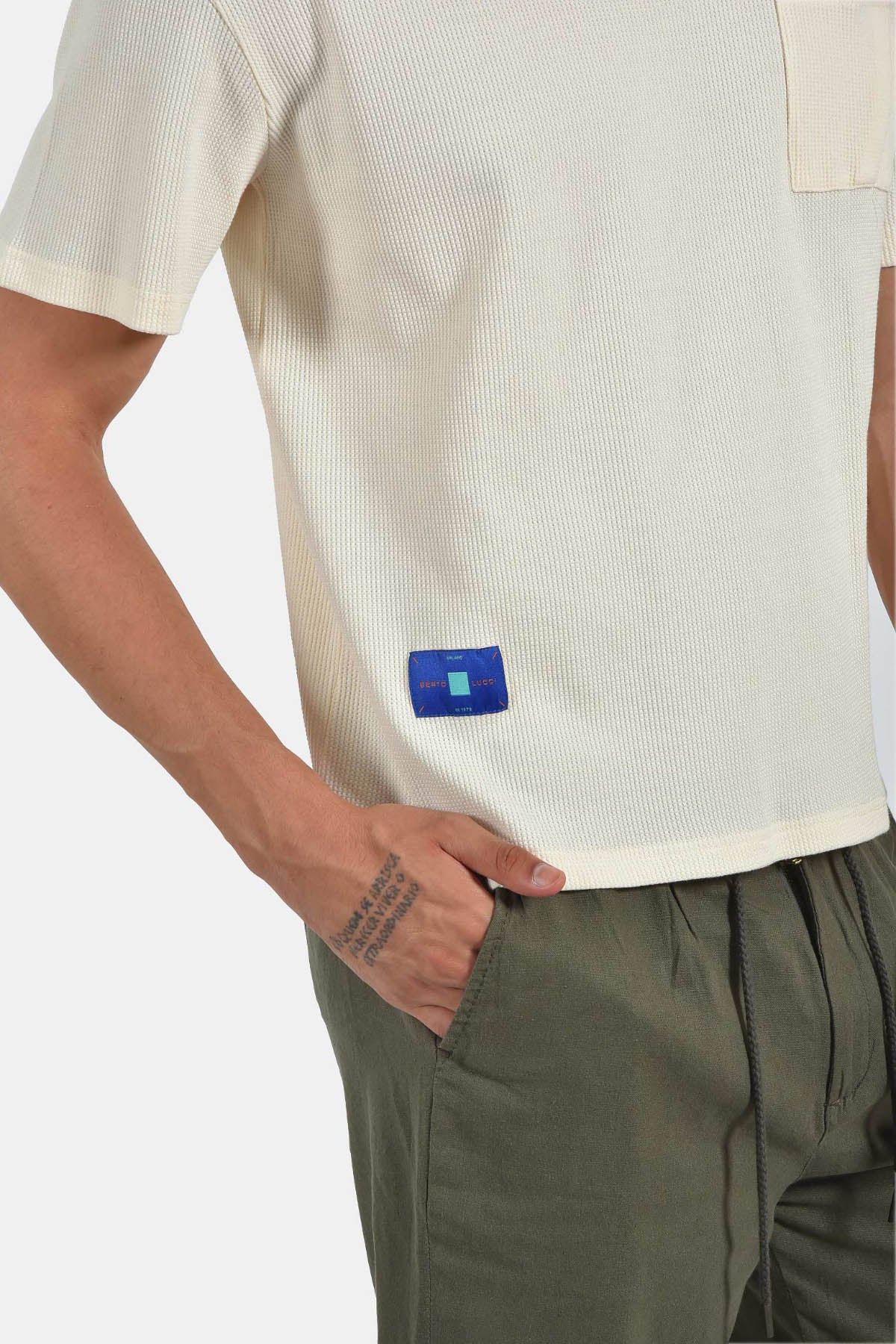 ανδρικό-t-shirt-normal-fit-με-ανάγλυφη-υφή-&-τσέπη-ελαστική-άνεση