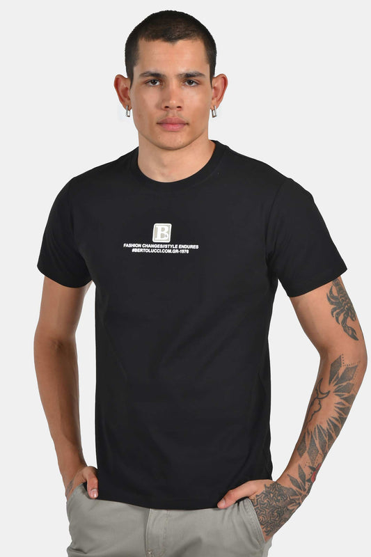 ανδρικό-t-shirt-normal-fit-με-κεντρικό-logo-print-&-minimal-design