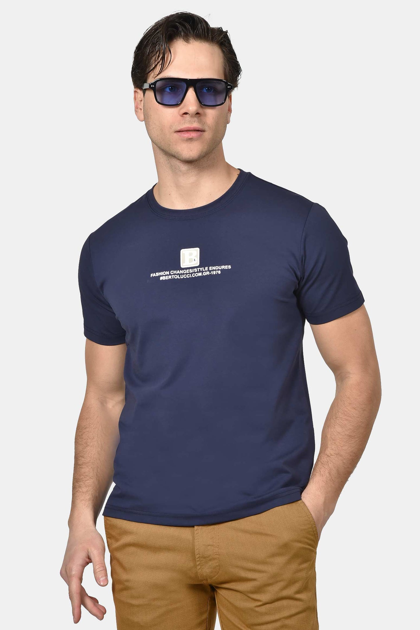 ανδρικό-t-shirt-normal-fit-με-κεντρικό-logo-print-&-minimal-design