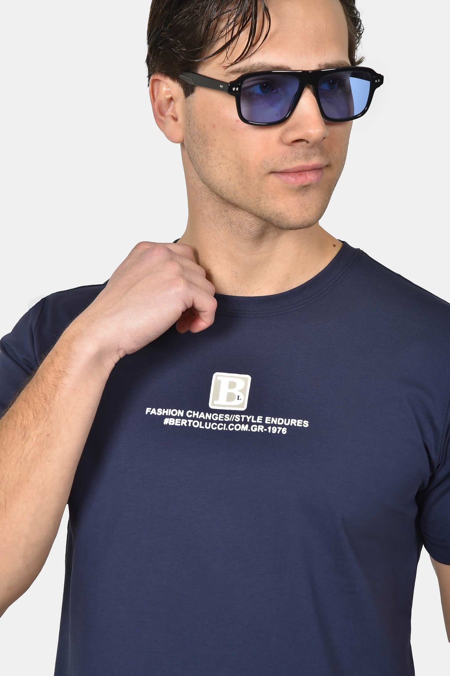 ανδρικό-t-shirt-normal-fit-με-κεντρικό-logo-print-&-minimal-design