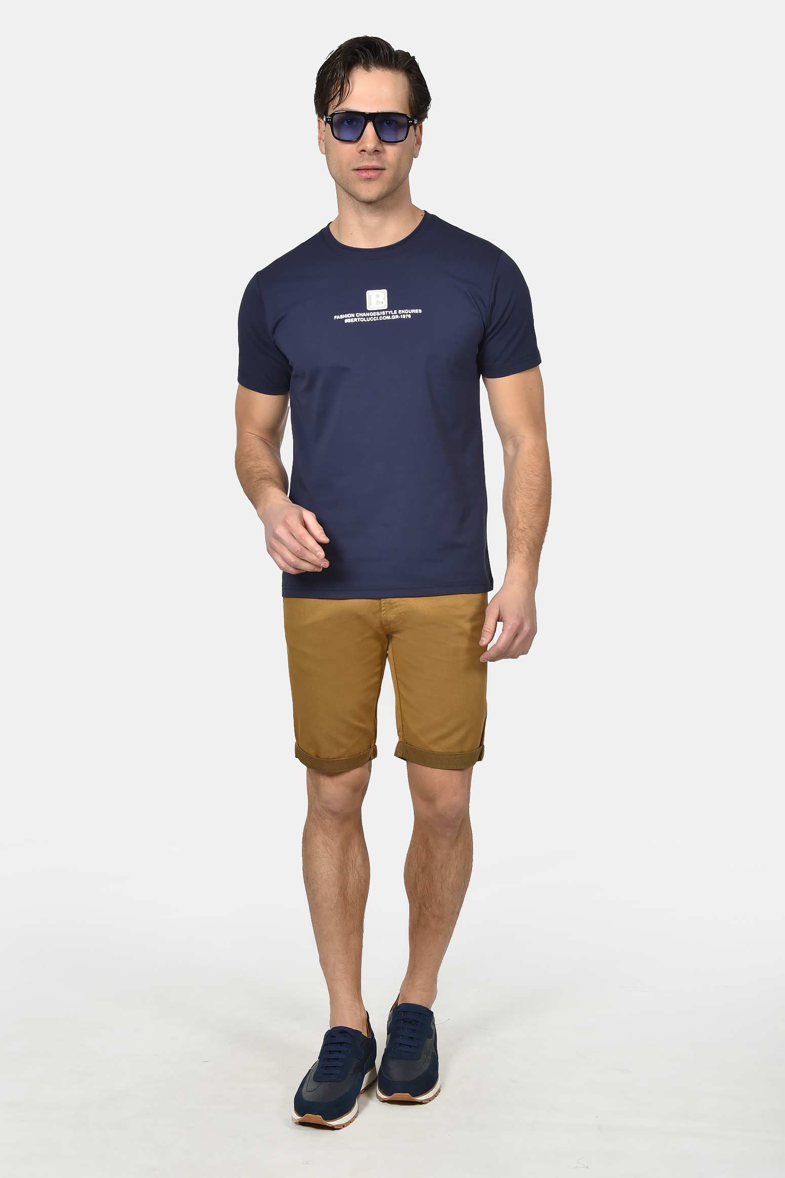 ανδρικό-t-shirt-normal-fit-με-κεντρικό-logo-print-&-minimal-design