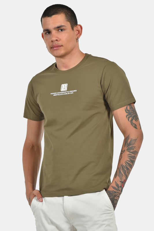 ανδρικό-t-shirt-normal-fit-με-κεντρικό-logo-print-&-minimal-design