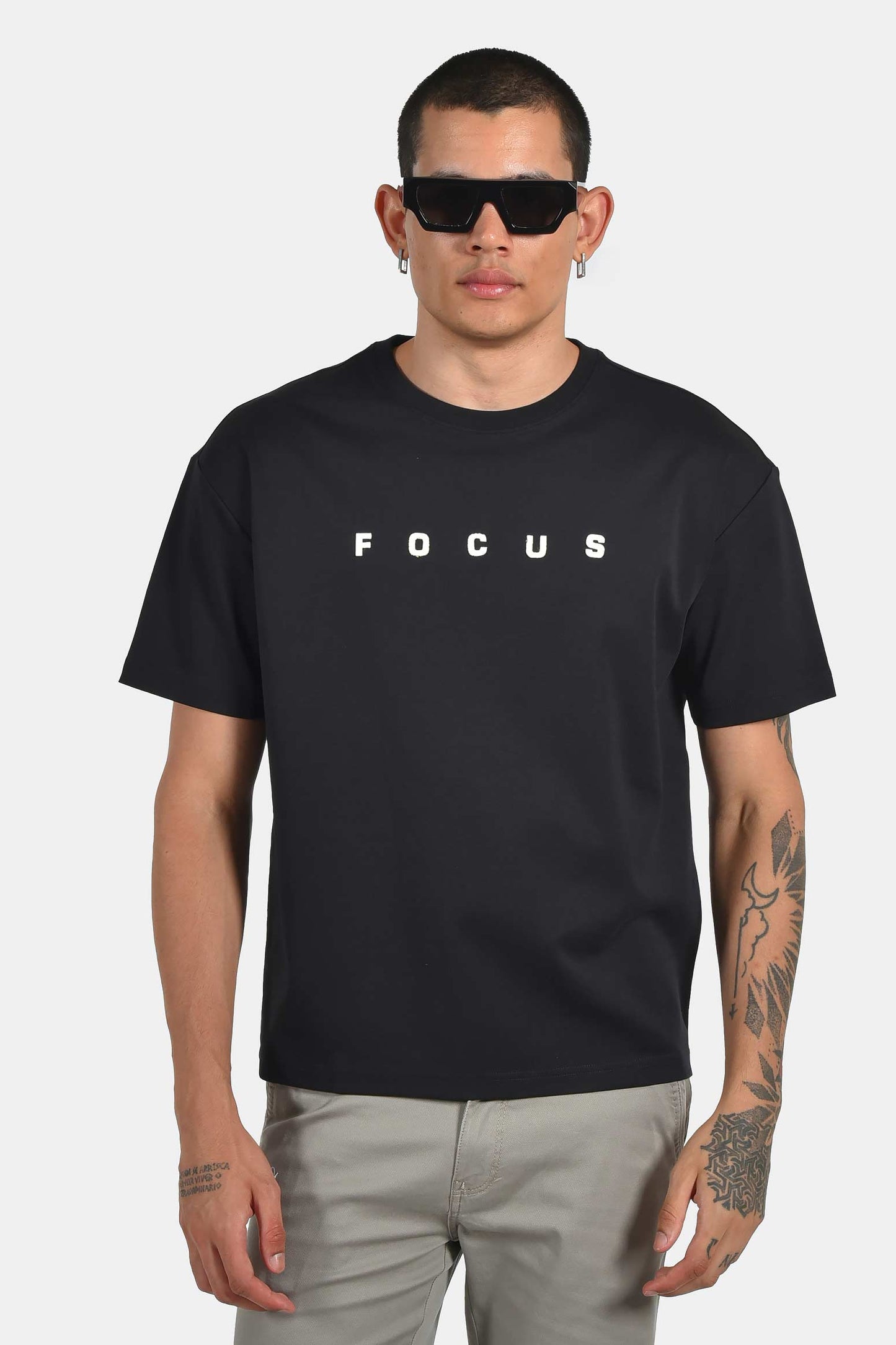ανδρικό-t-shirt-normal-fit-με-τύπωμα-“focus”-&-ελαστική-σύνθεση