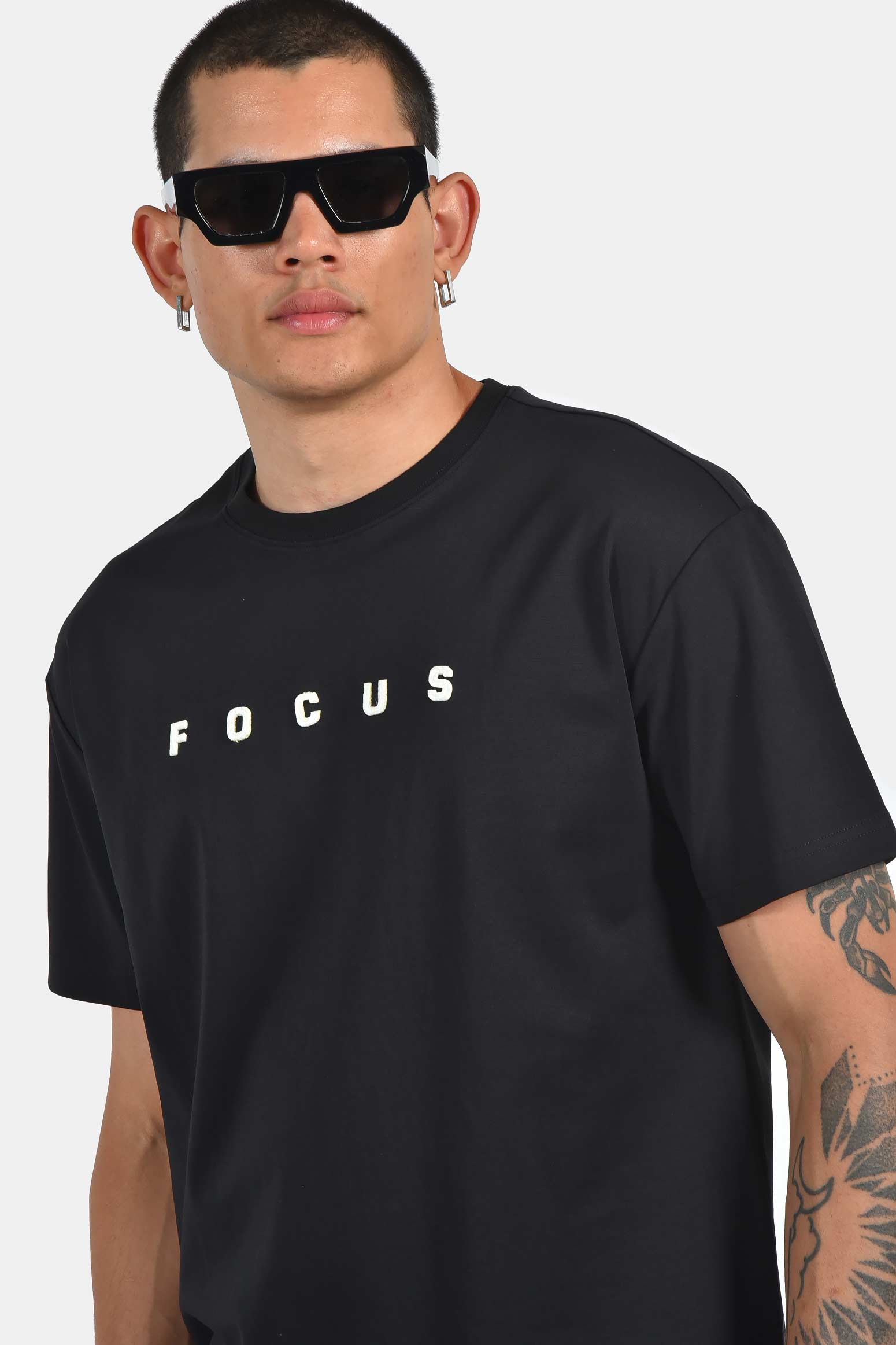 ανδρικό-t-shirt-normal-fit-με-τύπωμα-“focus”-&-ελαστική-σύνθεση