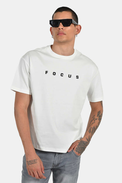 ανδρικό-t-shirt-normal-fit-με-τύπωμα-“focus”-&-ελαστική-σύνθεση