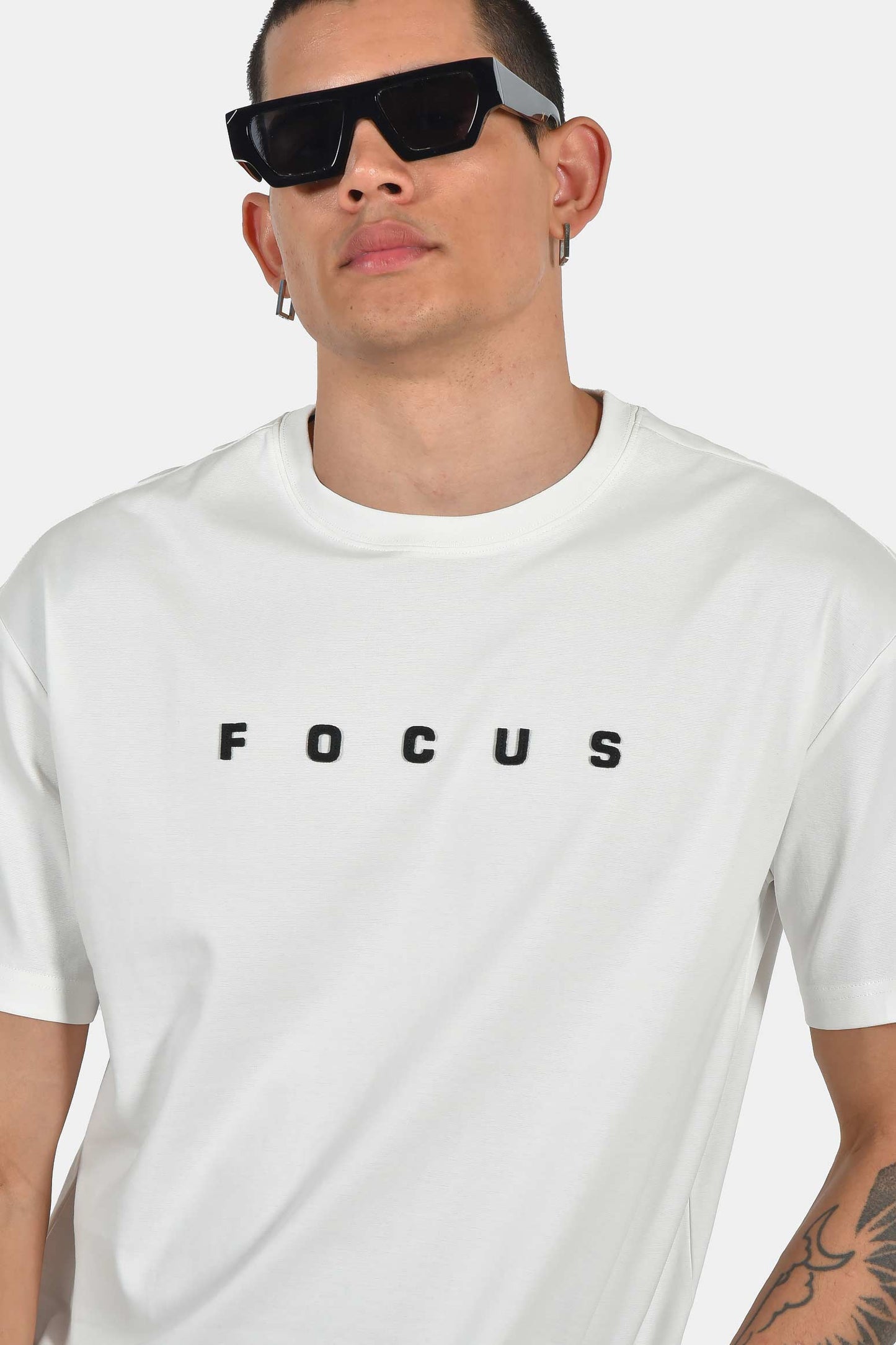 ανδρικό-t-shirt-normal-fit-με-τύπωμα-“focus”-&-ελαστική-σύνθεση