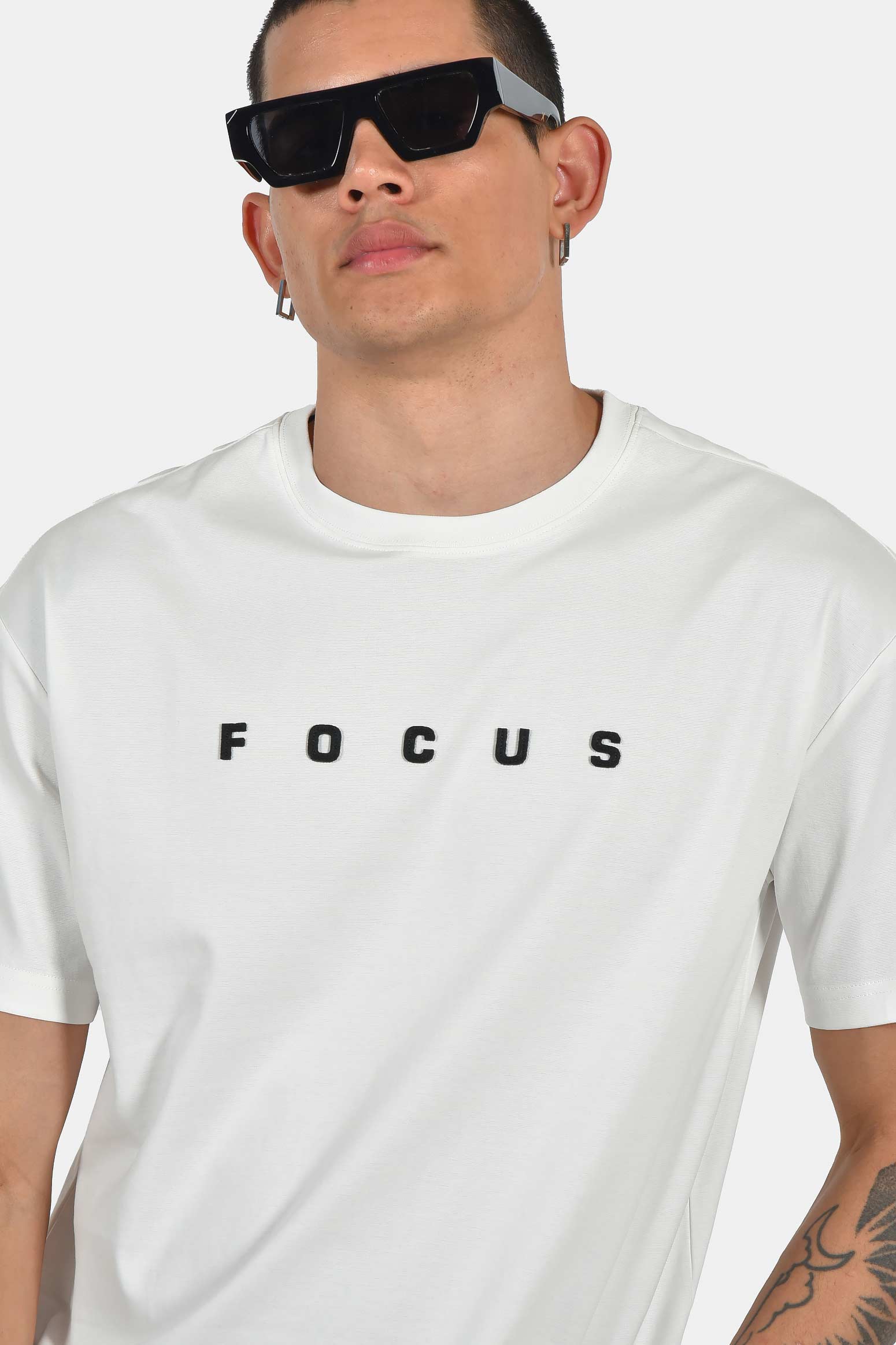 ανδρικό-t-shirt-normal-fit-με-τύπωμα-“focus”-&-ελαστική-σύνθεση