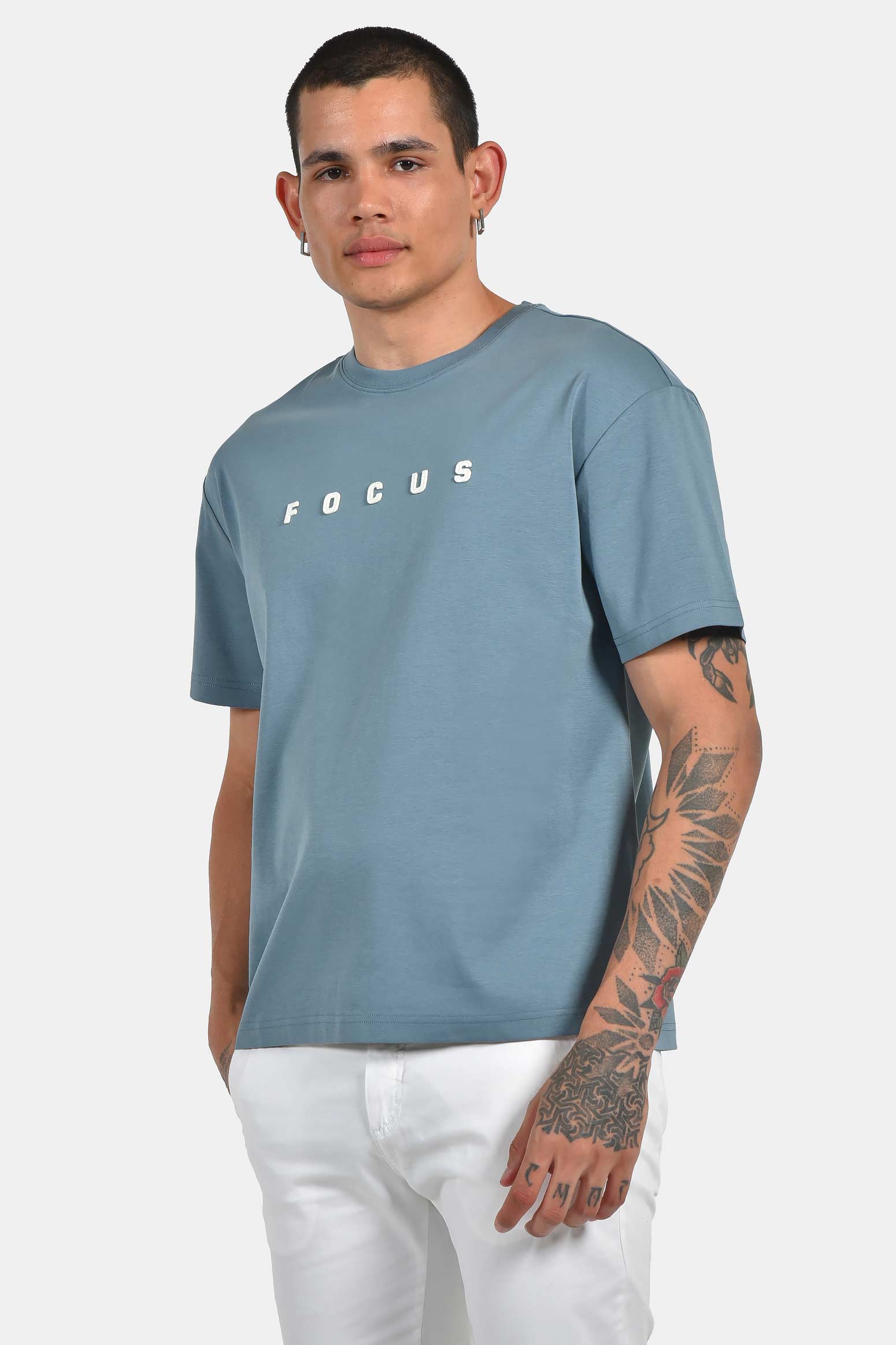 ανδρικό-t-shirt-normal-fit-με-τύπωμα-“focus”-&-ελαστική-σύνθεση