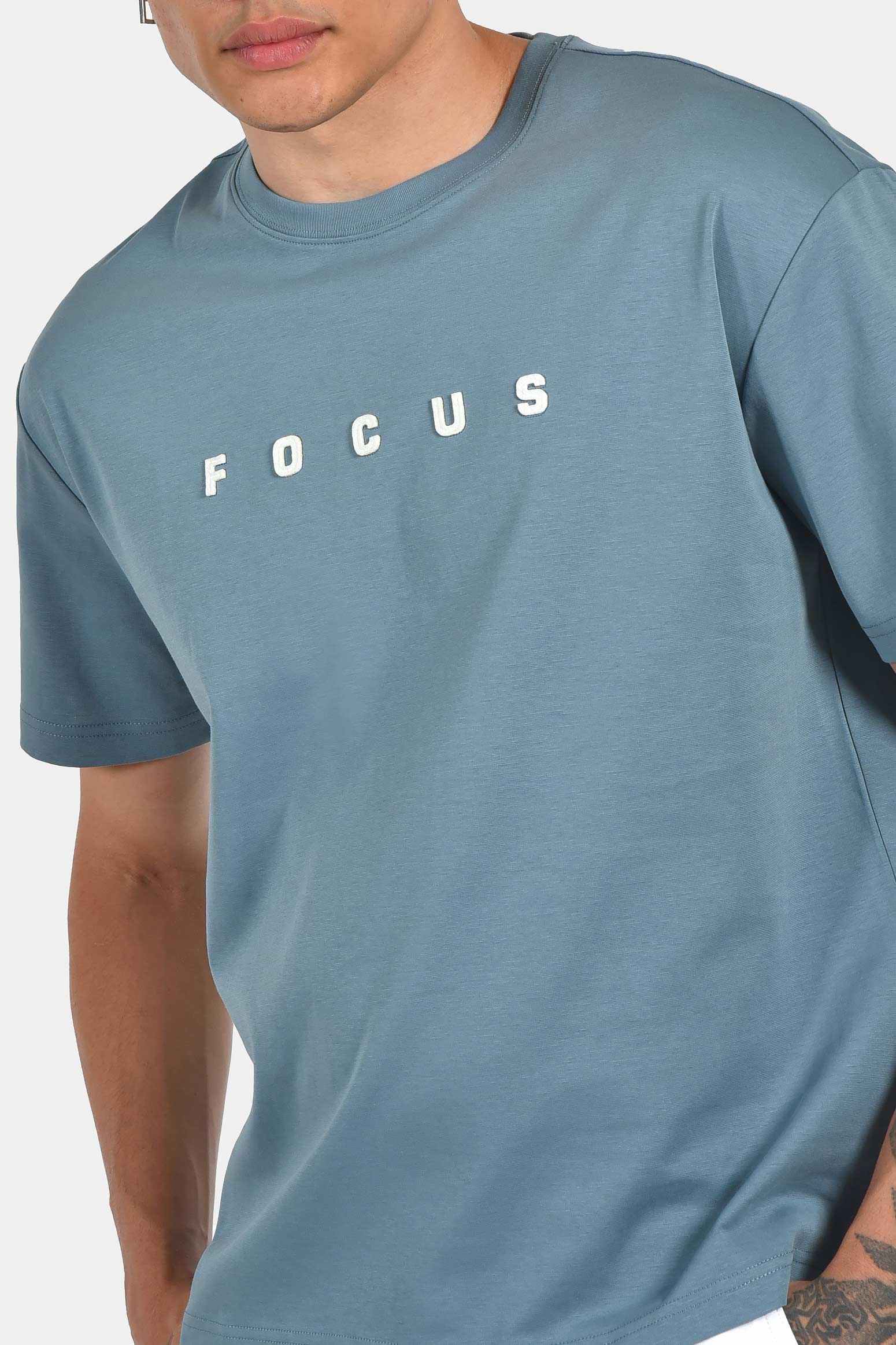ανδρικό-t-shirt-normal-fit-με-τύπωμα-“focus”-&-ελαστική-σύνθεση