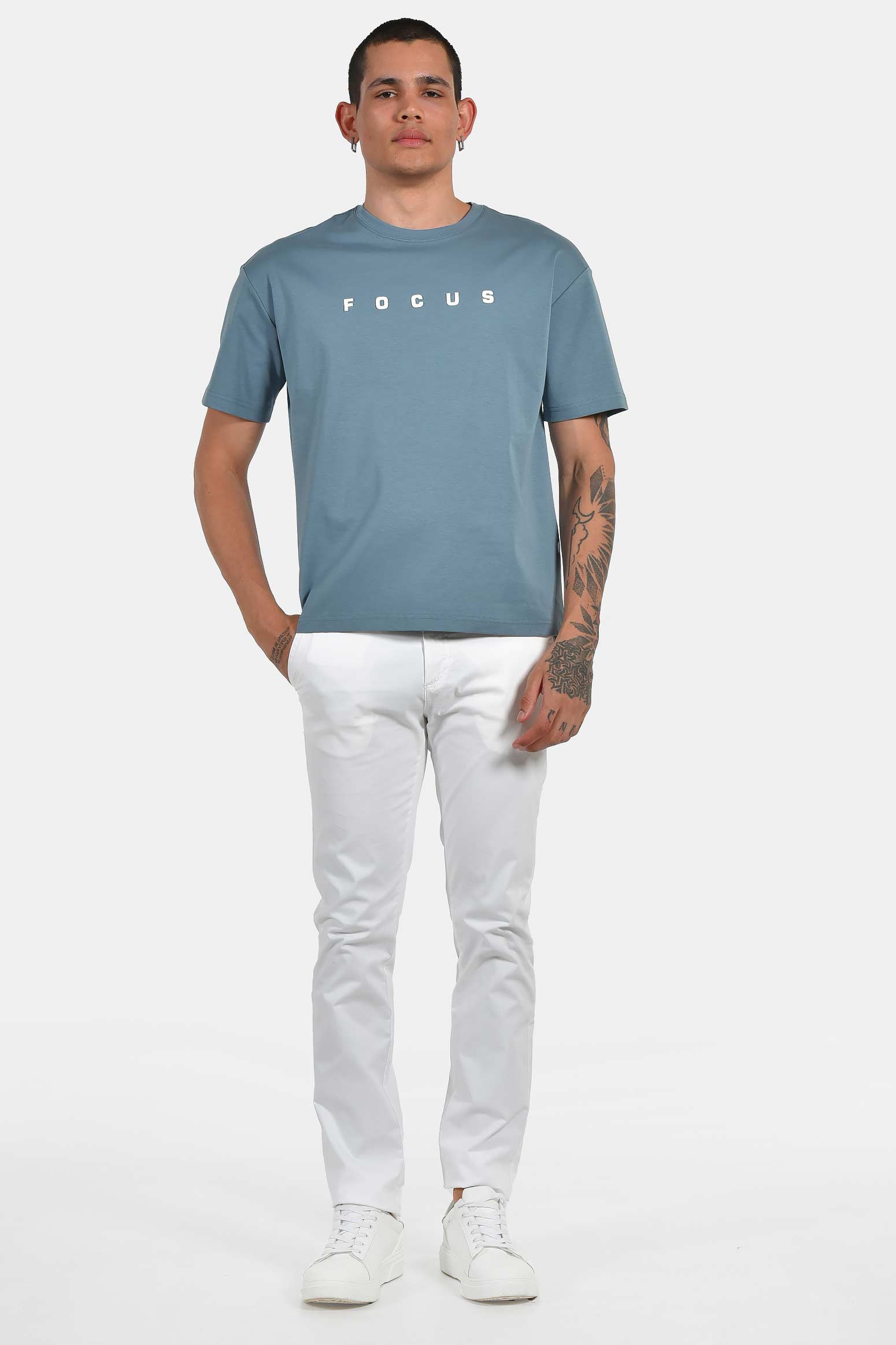 ανδρικό-t-shirt-normal-fit-με-τύπωμα-“focus”-&-ελαστική-σύνθεση