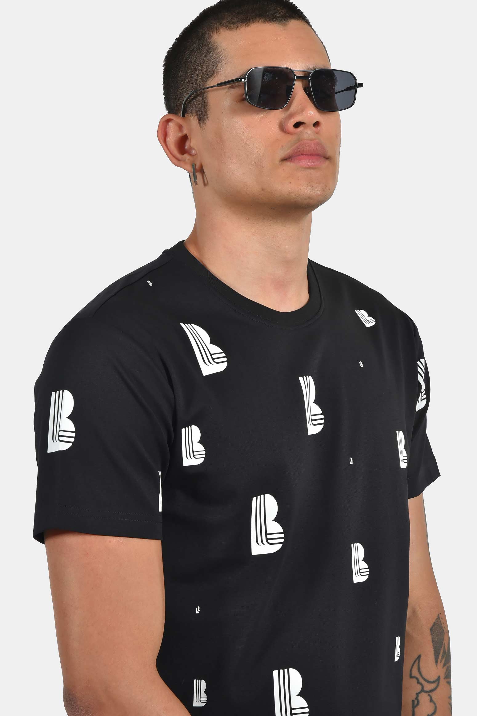 ανδρικό-t-shirt-normal-fit-με-all-over-print-λογοτύπου-&-ελαστική-σύνθεση