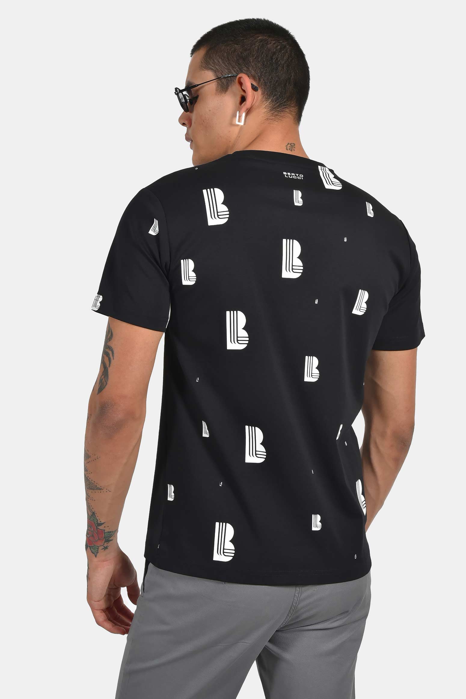 ανδρικό-t-shirt-normal-fit-με-all-over-print-λογοτύπου-&-ελαστική-σύνθεση