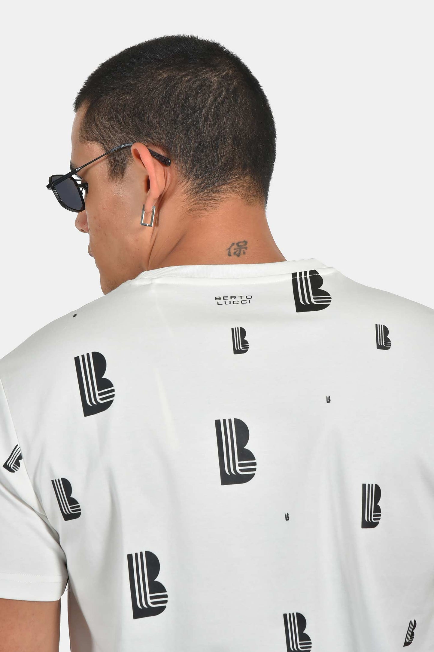 ανδρικό-t-shirt-normal-fit-με-all-over-print-λογοτύπου-&-ελαστική-σύνθεση