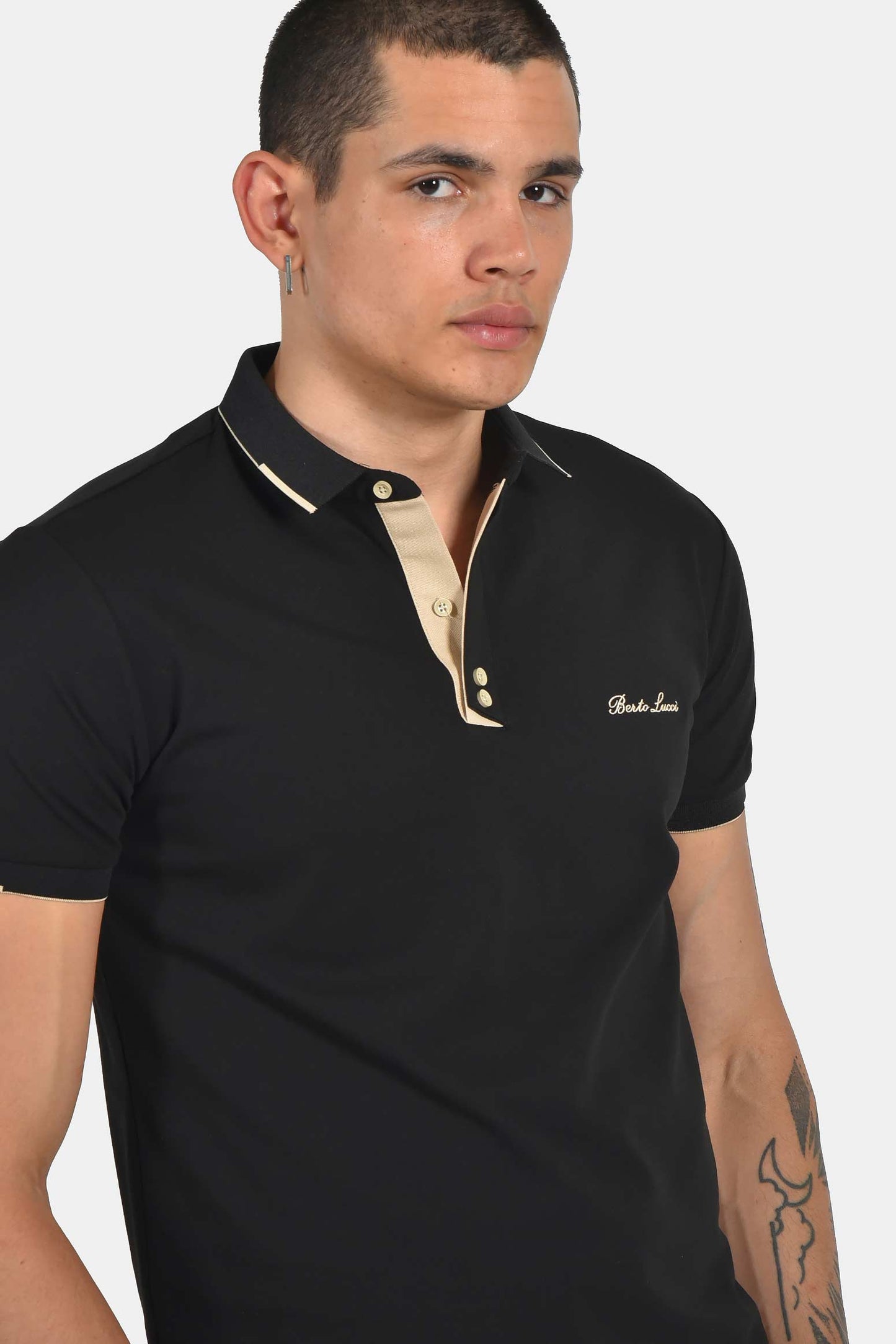 ανδρική-μπλούζα-polo-normal-fit-με-αντίθεση-στην-πατιλέτα-&-κέντημα-στήθους