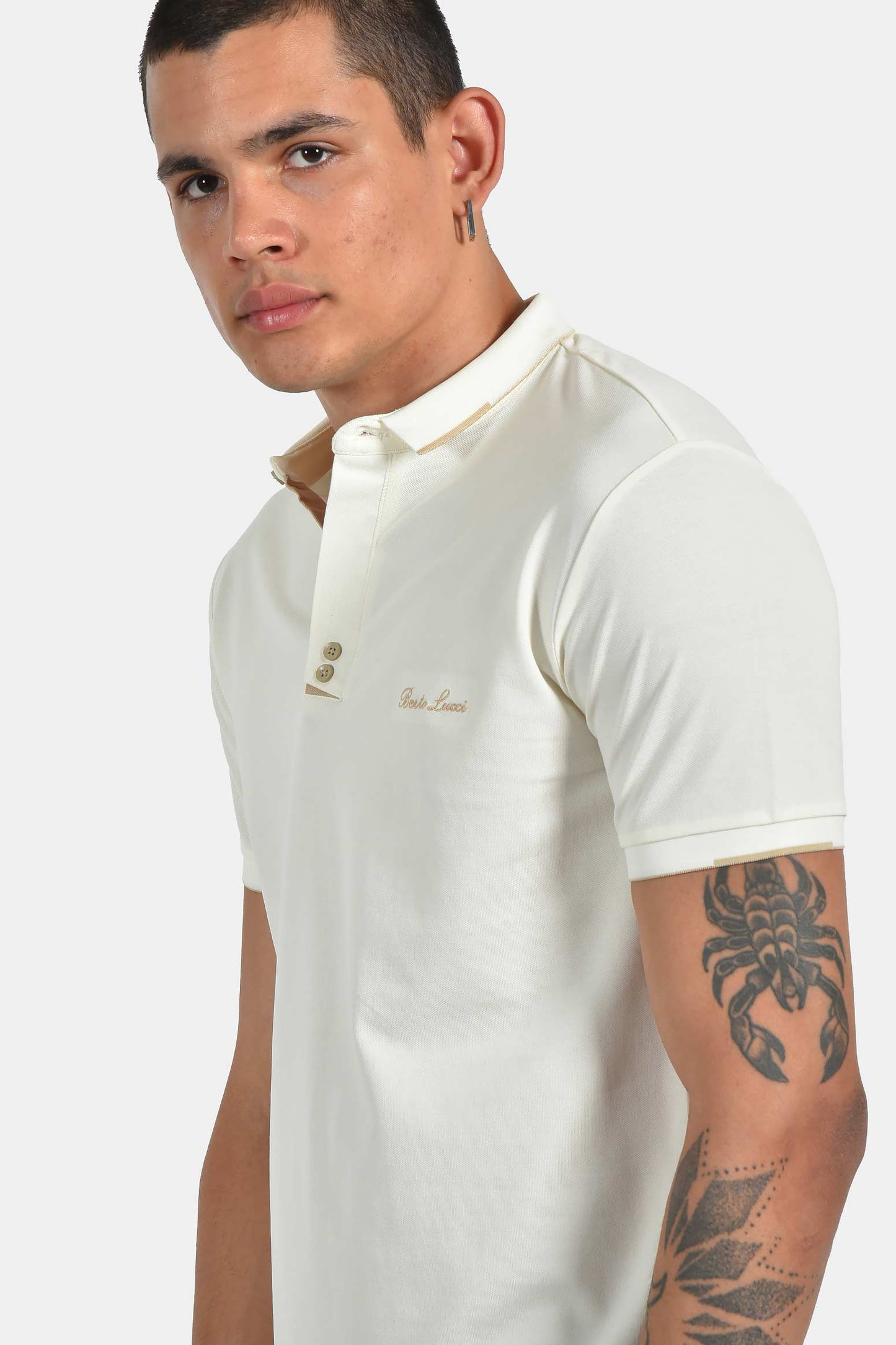 ανδρική-μπλούζα-polo-normal-fit-με-αντίθεση-στην-πατιλέτα-&-κέντημα-στήθους