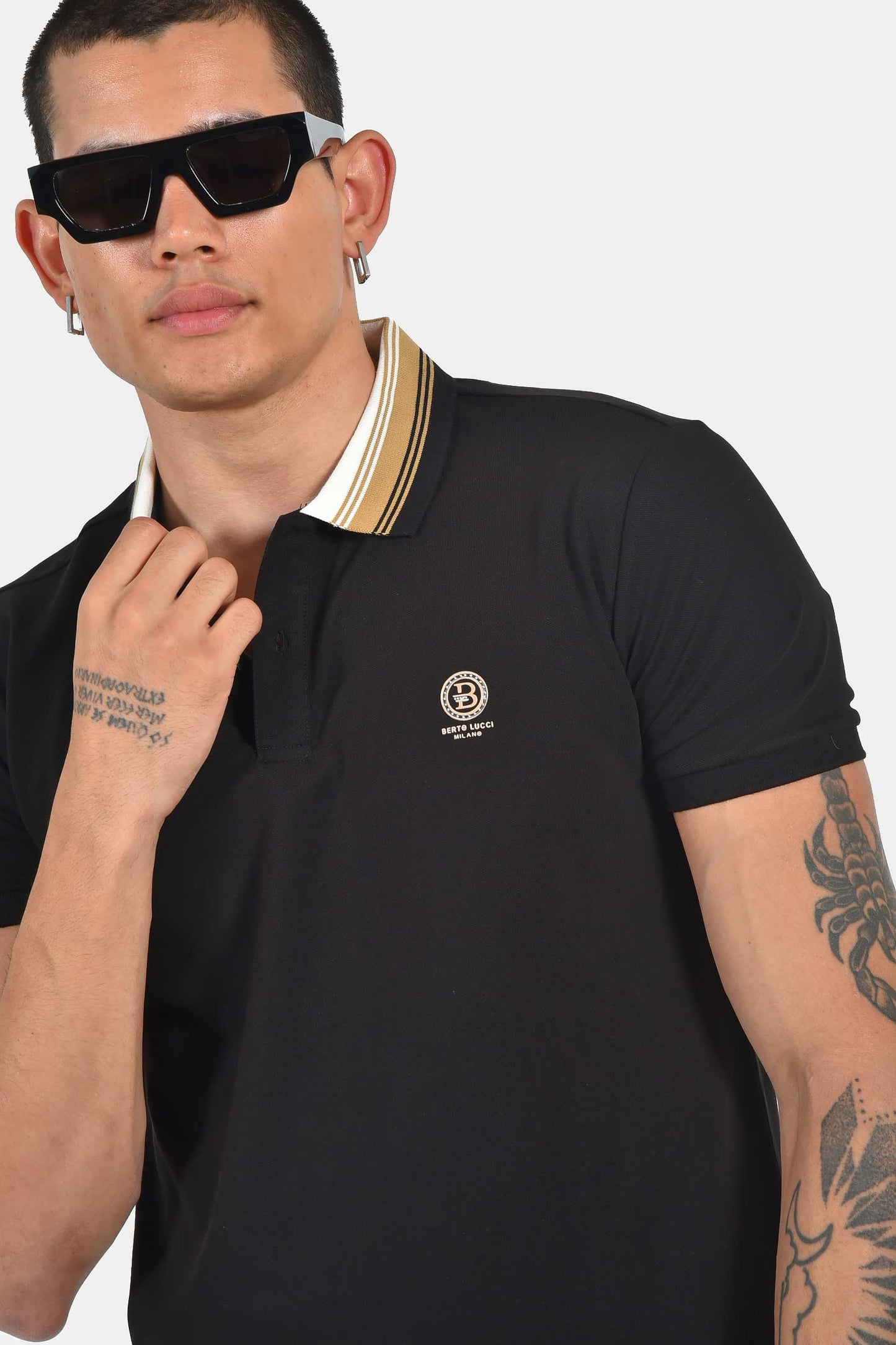 ανδρική-μπλούζα-polo-normal-fit-με-αντίθεση-στον-γιακά-&-διακριτικό-σήμα-στήθους