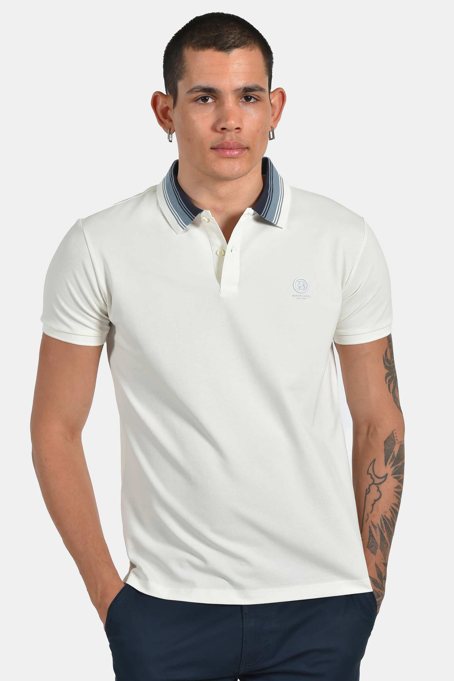 ανδρική-μπλούζα-polo-normal-fit-με-αντίθεση-στον-γιακά-&-διακριτικό-σήμα-στήθους