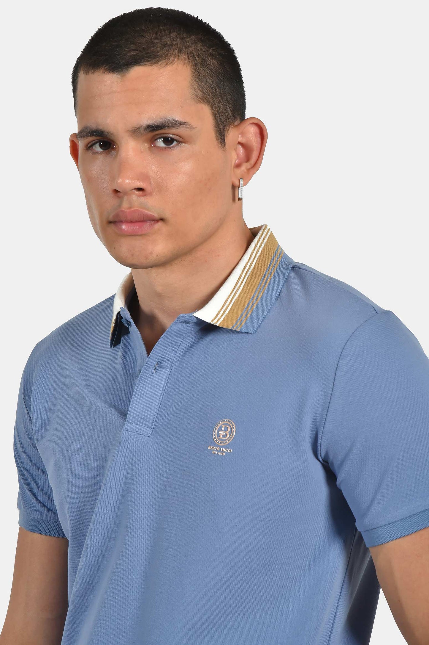 ανδρική-μπλούζα-polo-normal-fit-με-αντίθεση-στον-γιακά-&-διακριτικό-σήμα-στήθους