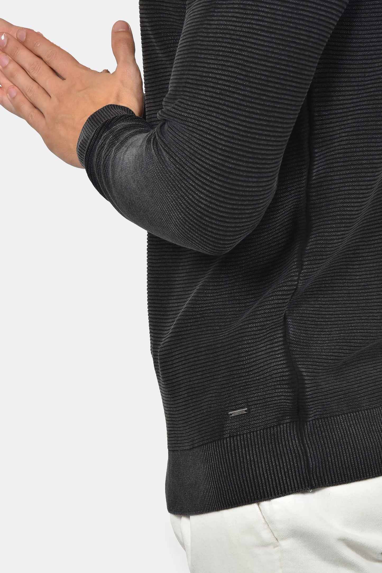 ανδρικό-βαμβακερό-πουλόβερ-stone-wash-με-ανάγλυφο-ριγέ-σχέδιο