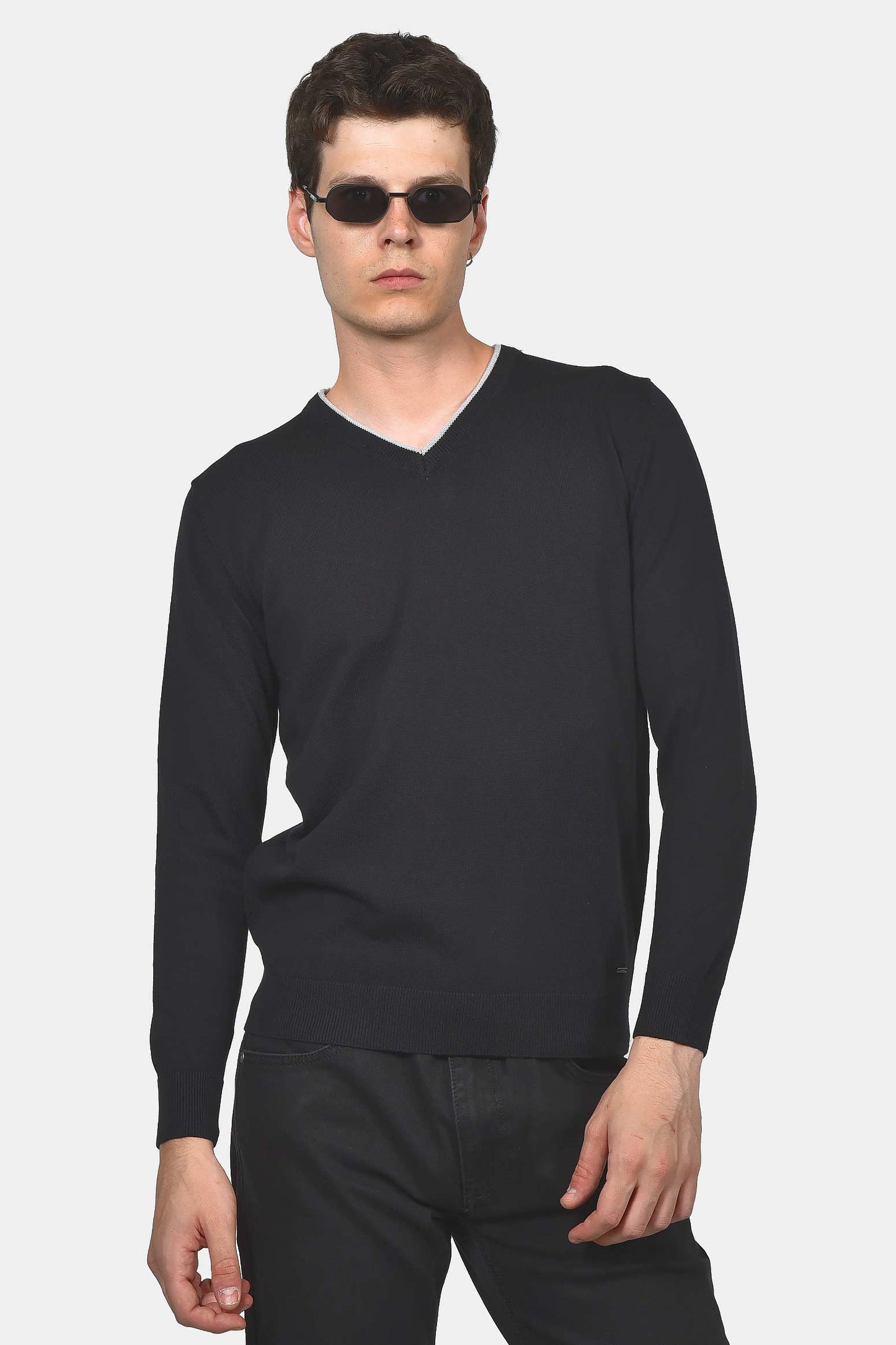 ανδρικό-πουλόβερ-normal-fit-με-λαιμόκοψη-v