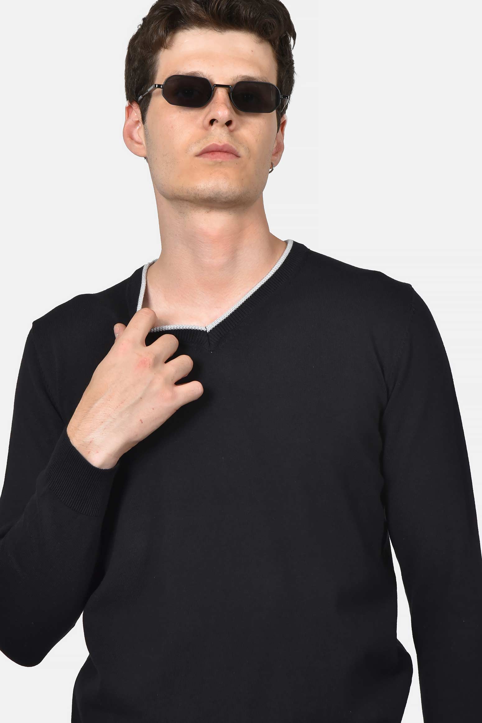 ανδρικό-πουλόβερ-normal-fit-με-λαιμόκοψη-v