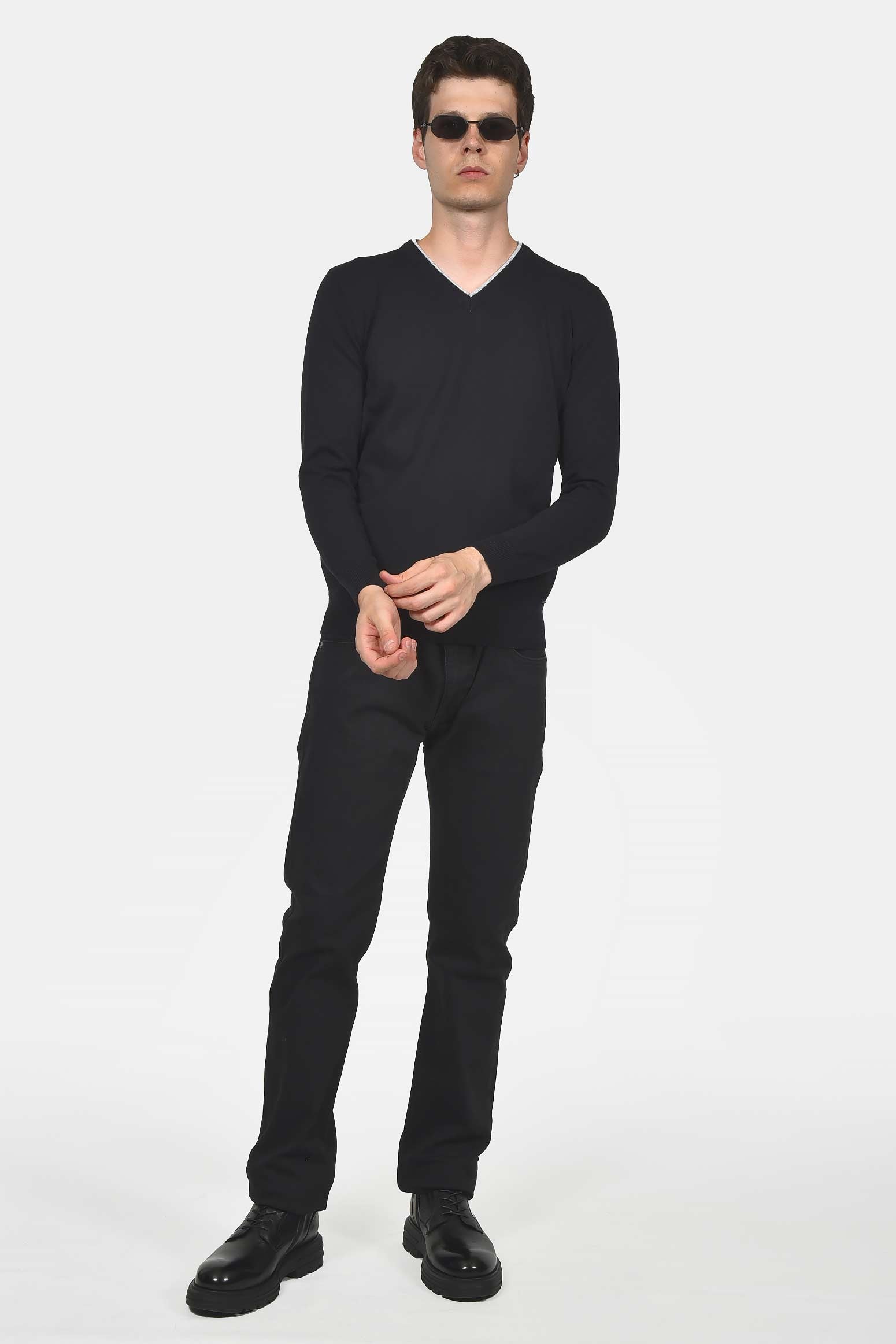 ανδρικό-πουλόβερ-normal-fit-με-λαιμόκοψη-v