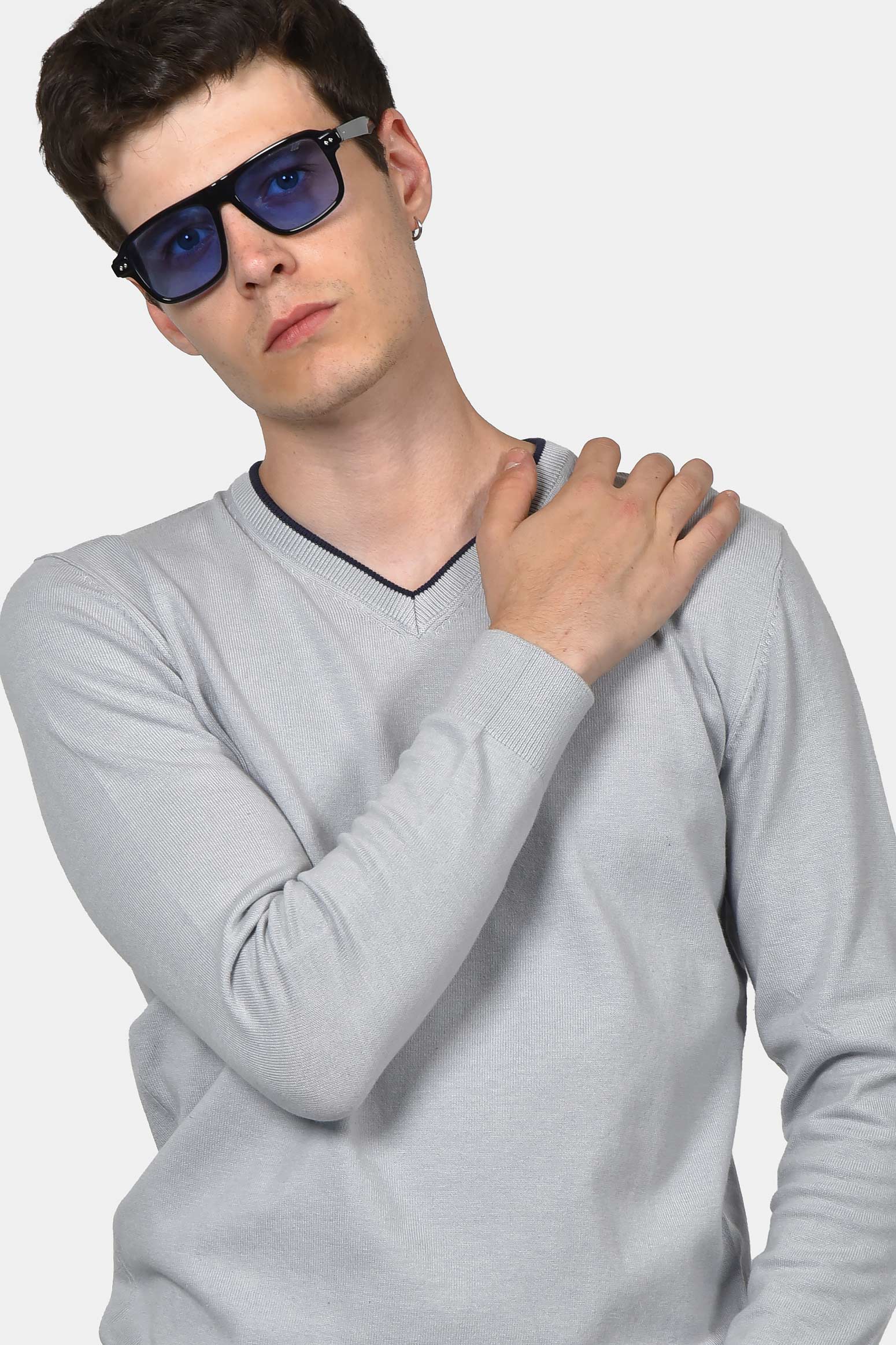 ανδρικό-πουλόβερ-normal-fit-με-λαιμόκοψη-v