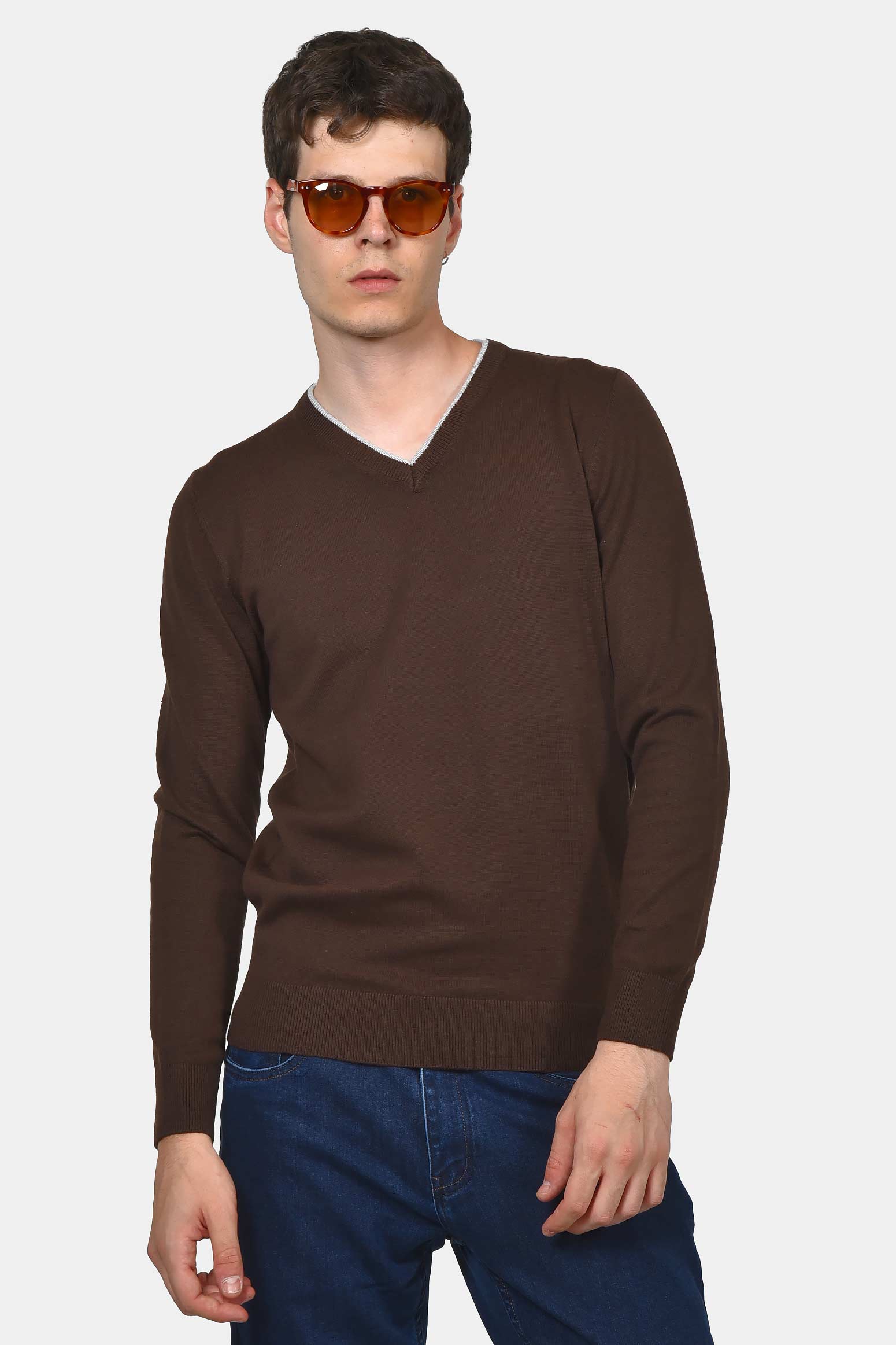 ανδρικό-πουλόβερ-normal-fit-με-λαιμόκοψη-v