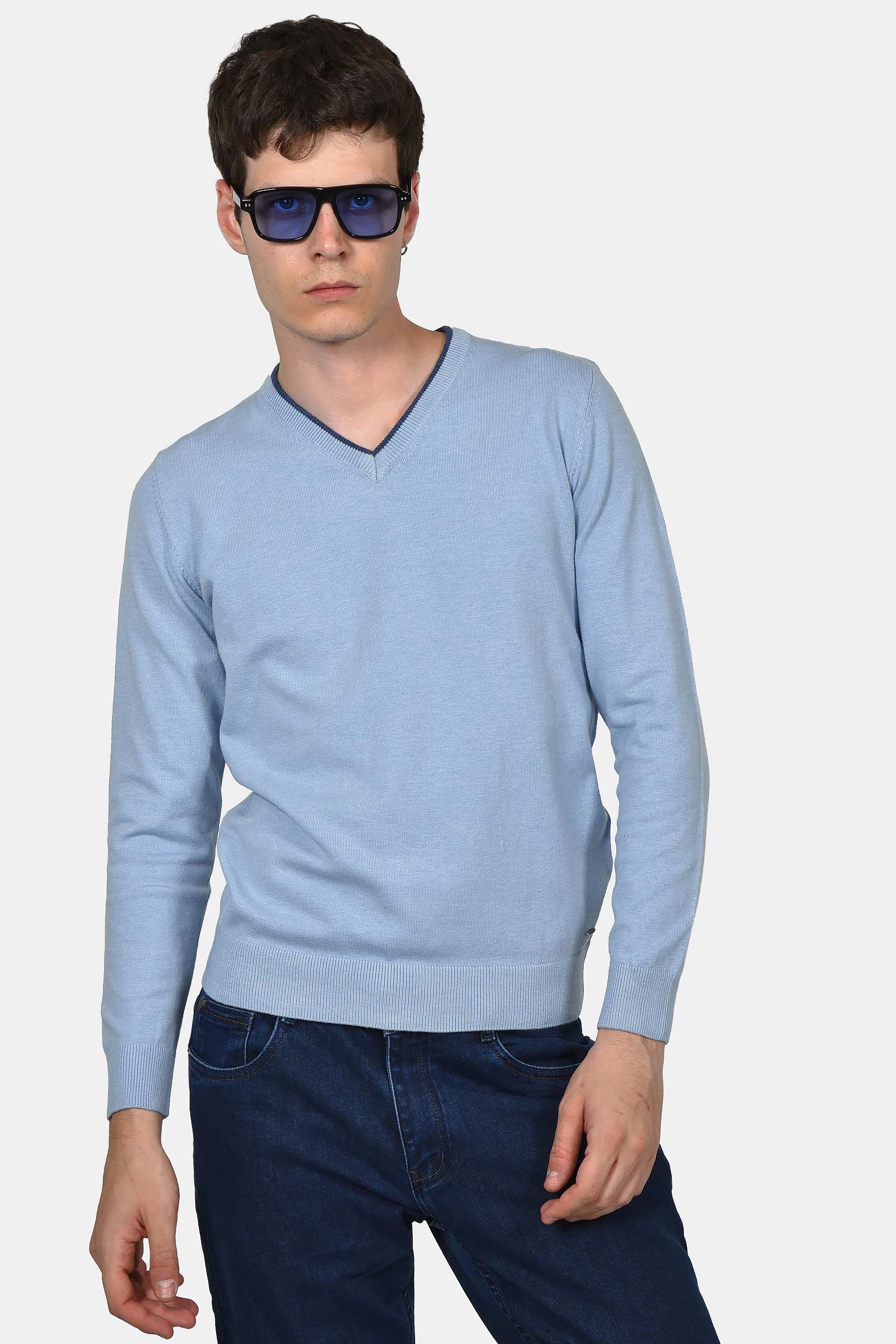 ανδρικό-πουλόβερ-normal-fit-με-λαιμόκοψη-v