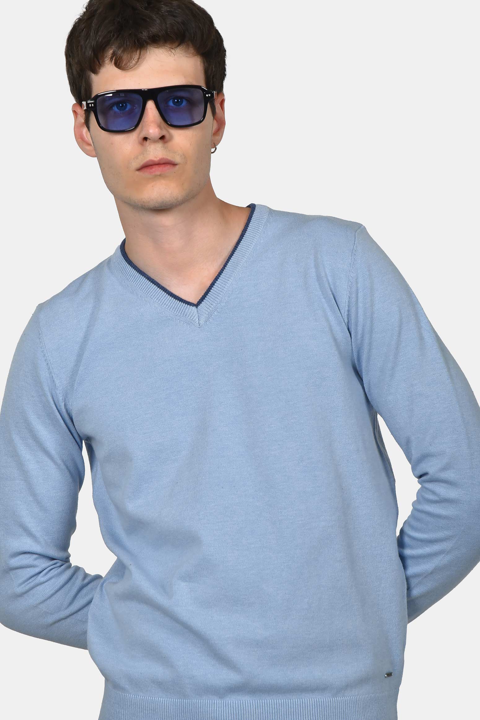ανδρικό-πουλόβερ-normal-fit-με-λαιμόκοψη-v