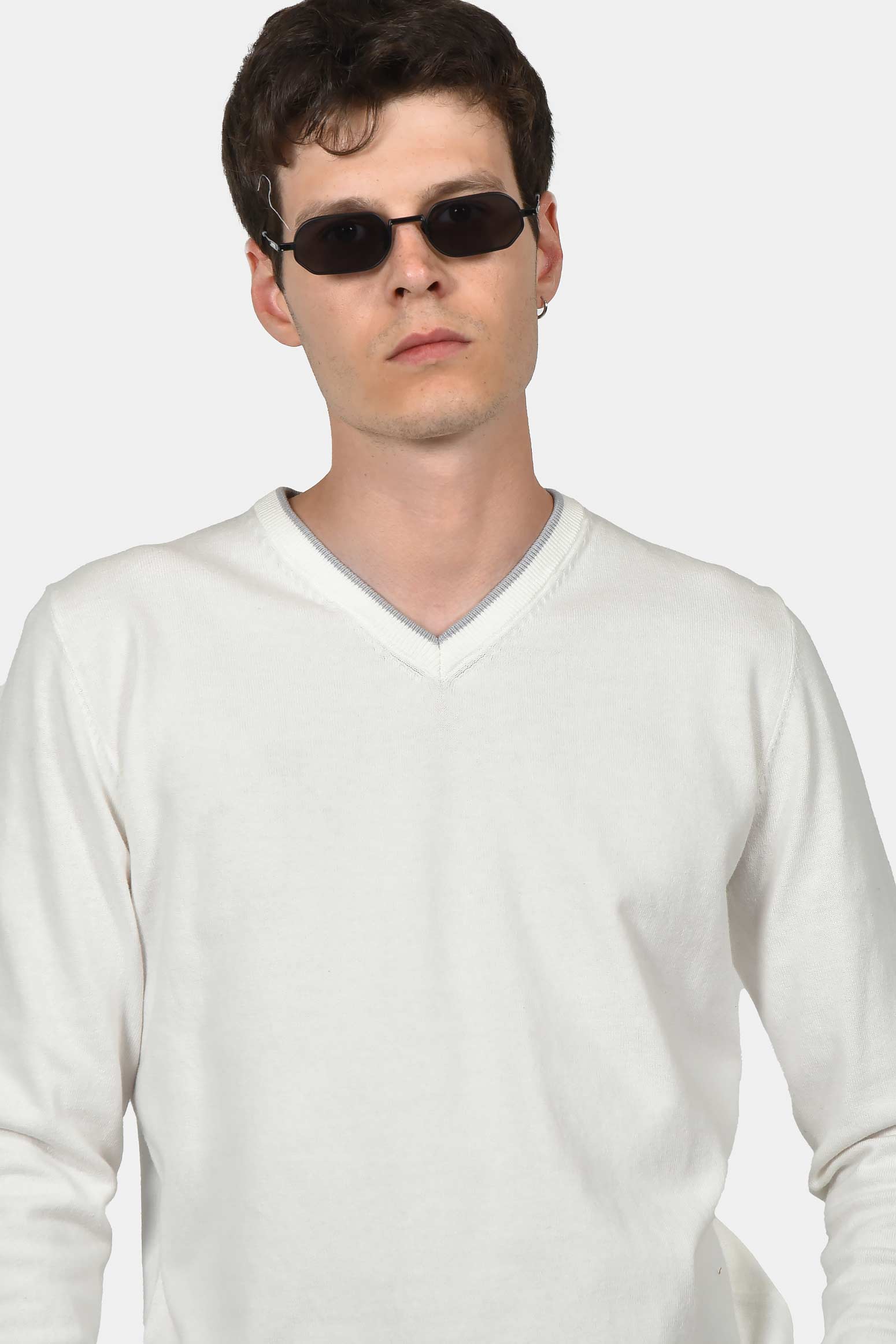 ανδρικό-πουλόβερ-normal-fit-με-λαιμόκοψη-v