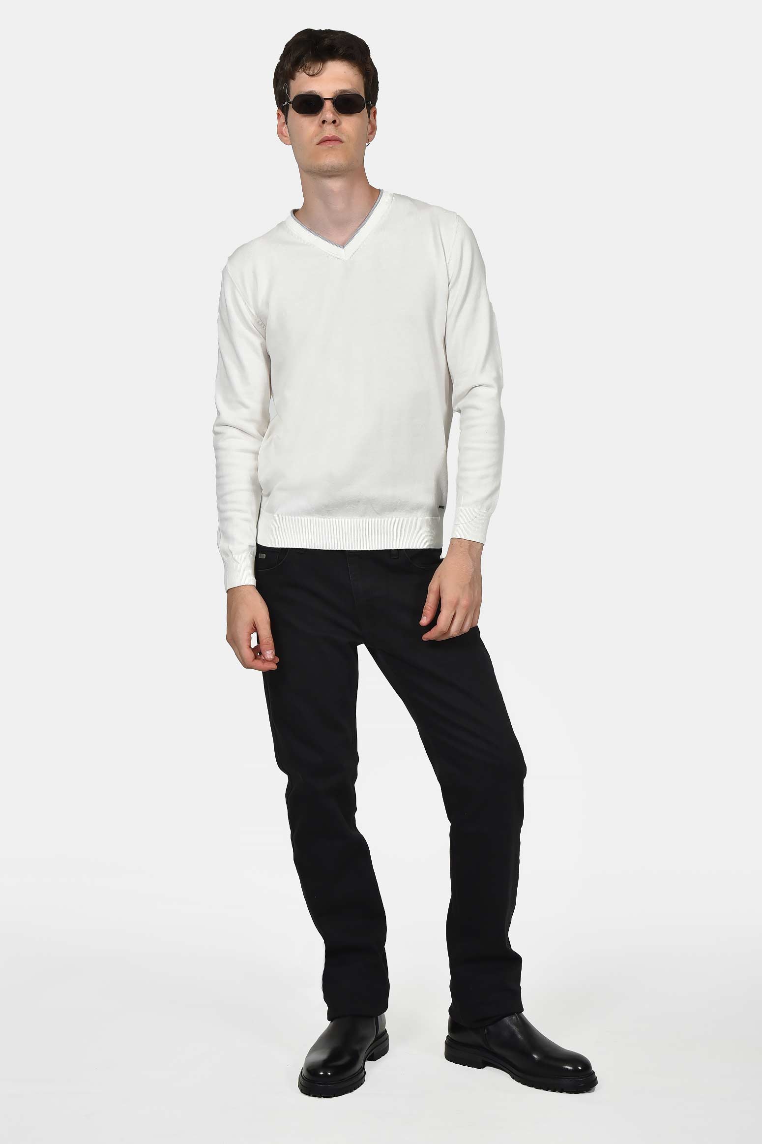 ανδρικό-πουλόβερ-normal-fit-με-λαιμόκοψη-v