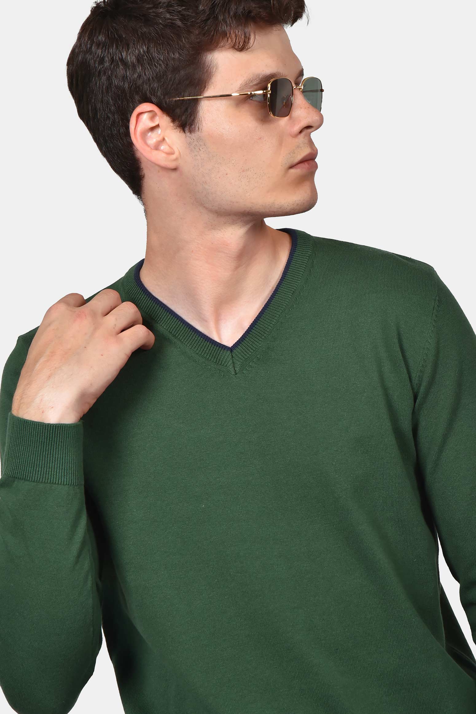 ανδρικό-πουλόβερ-normal-fit-με-λαιμόκοψη-v
