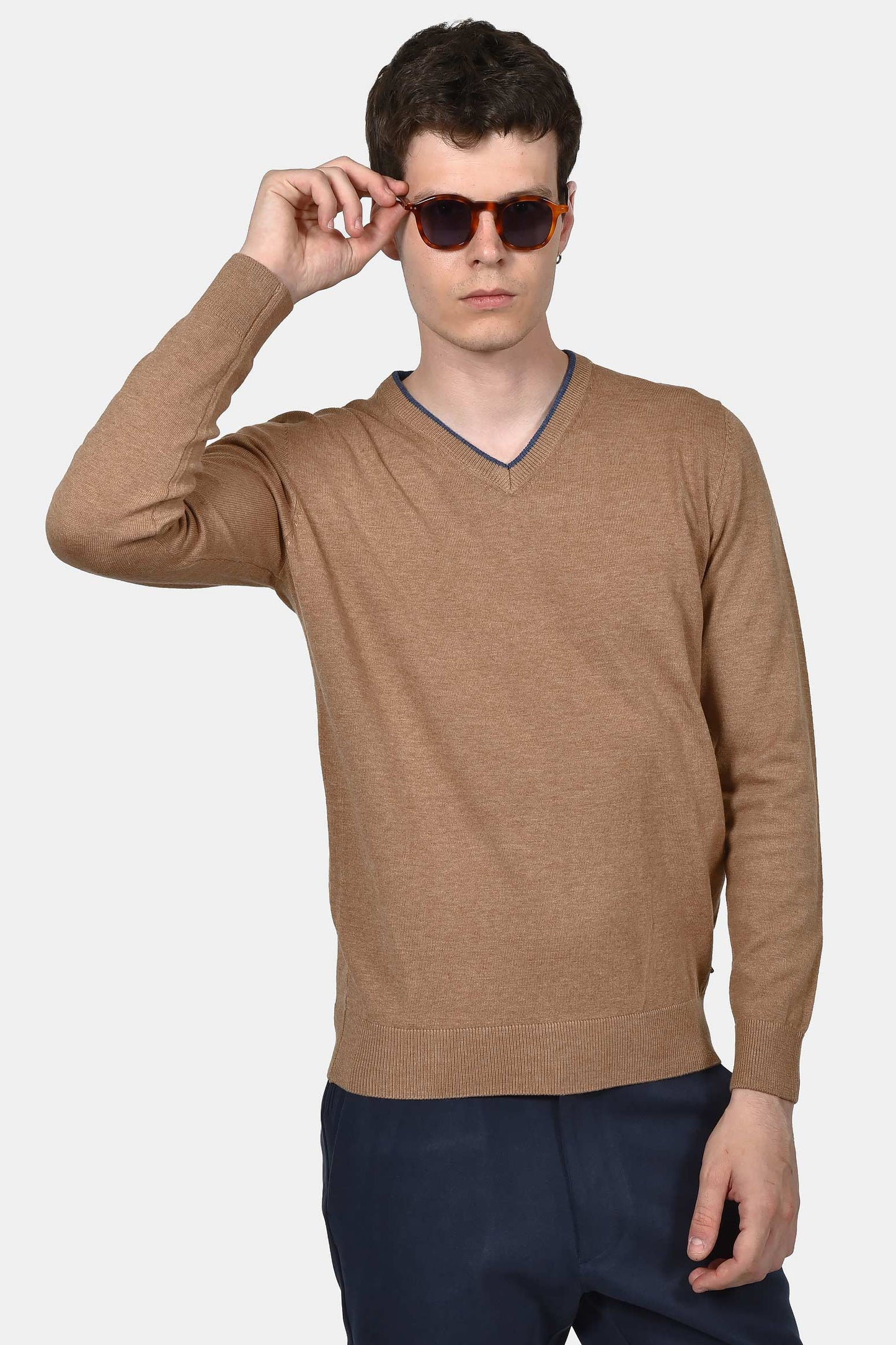 ανδρικό-πουλόβερ-normal-fit-με-λαιμόκοψη-v