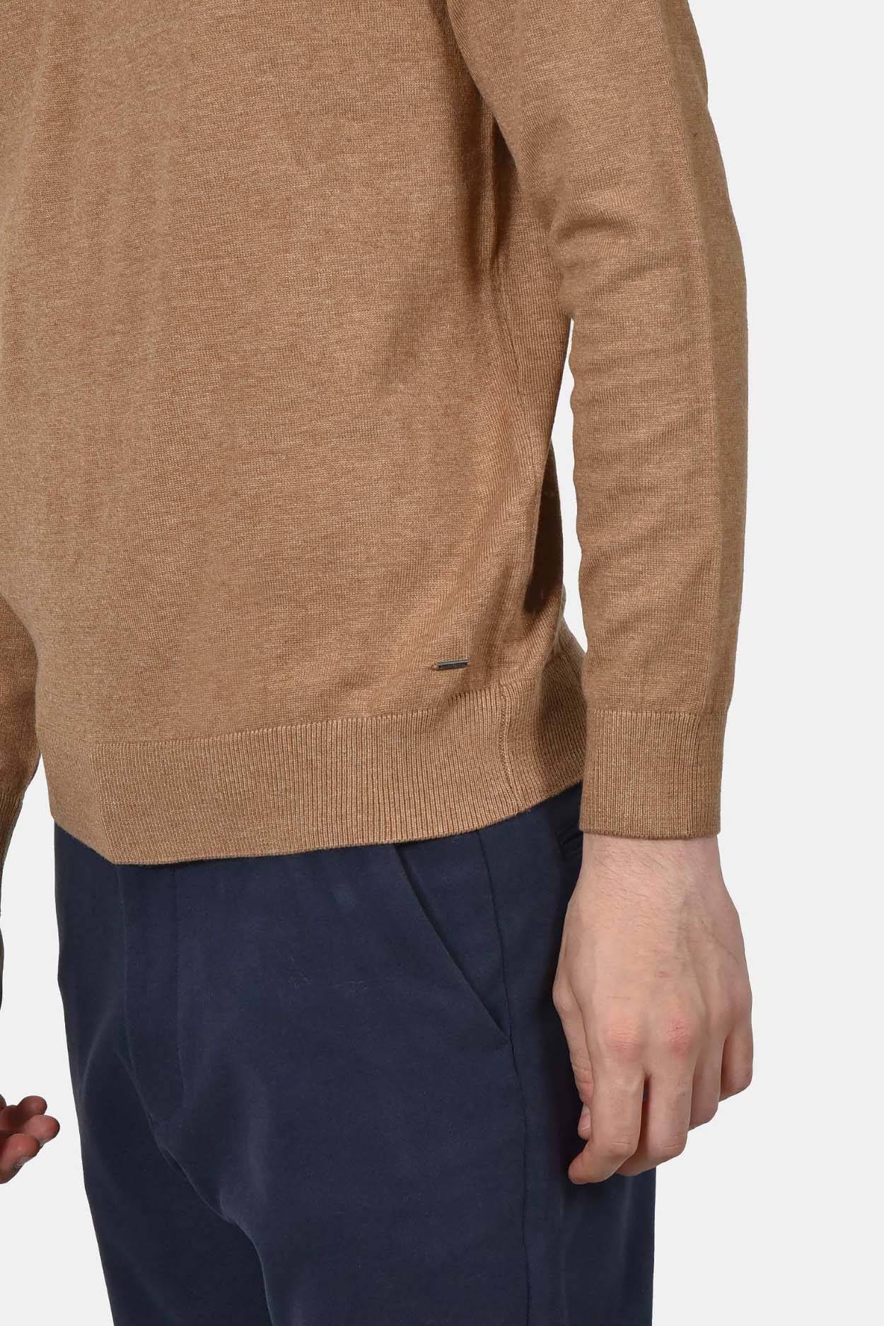 ανδρικό-πουλόβερ-normal-fit-με-λαιμόκοψη-v