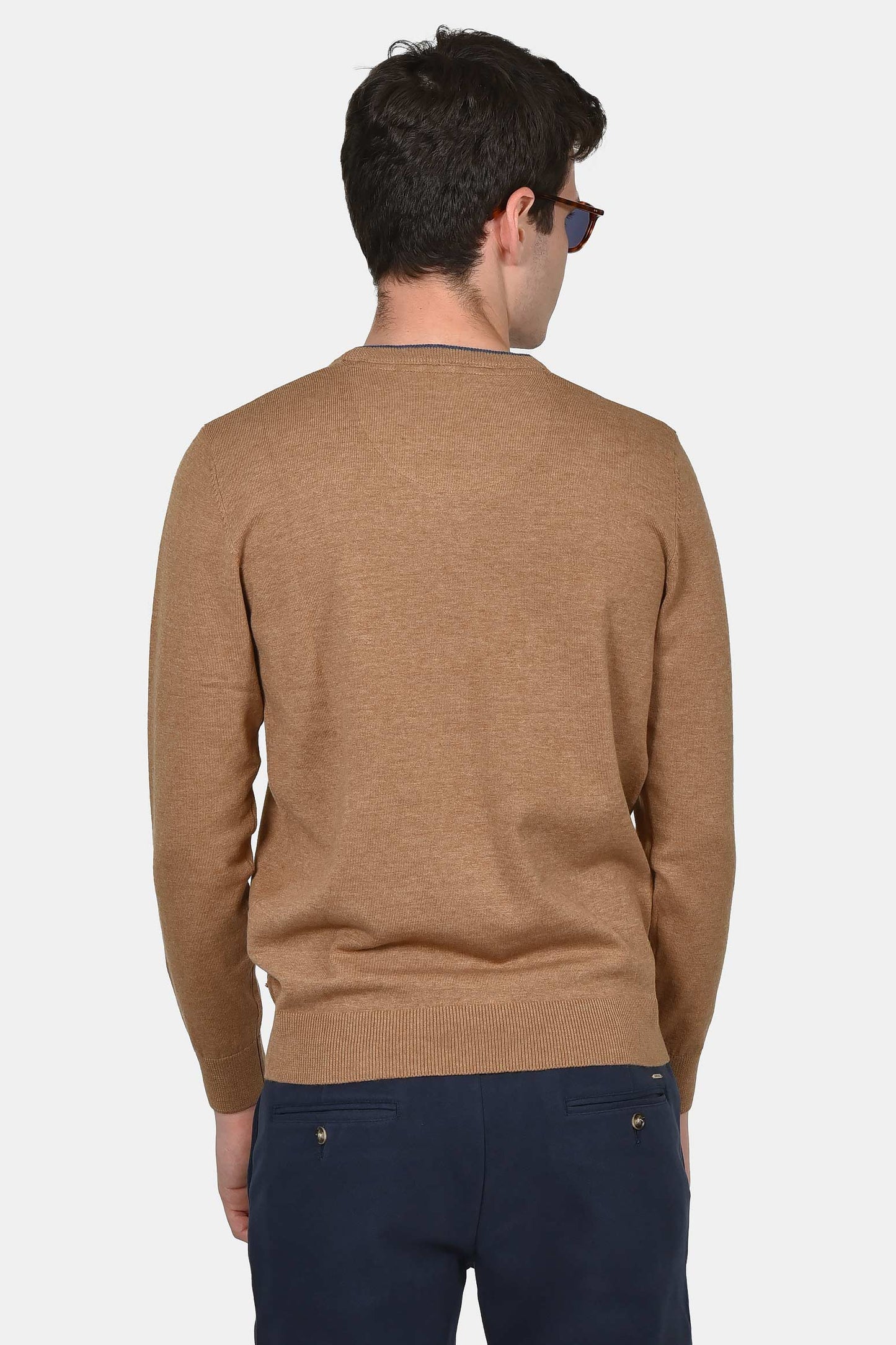 ανδρικό-πουλόβερ-normal-fit-με-λαιμόκοψη-v