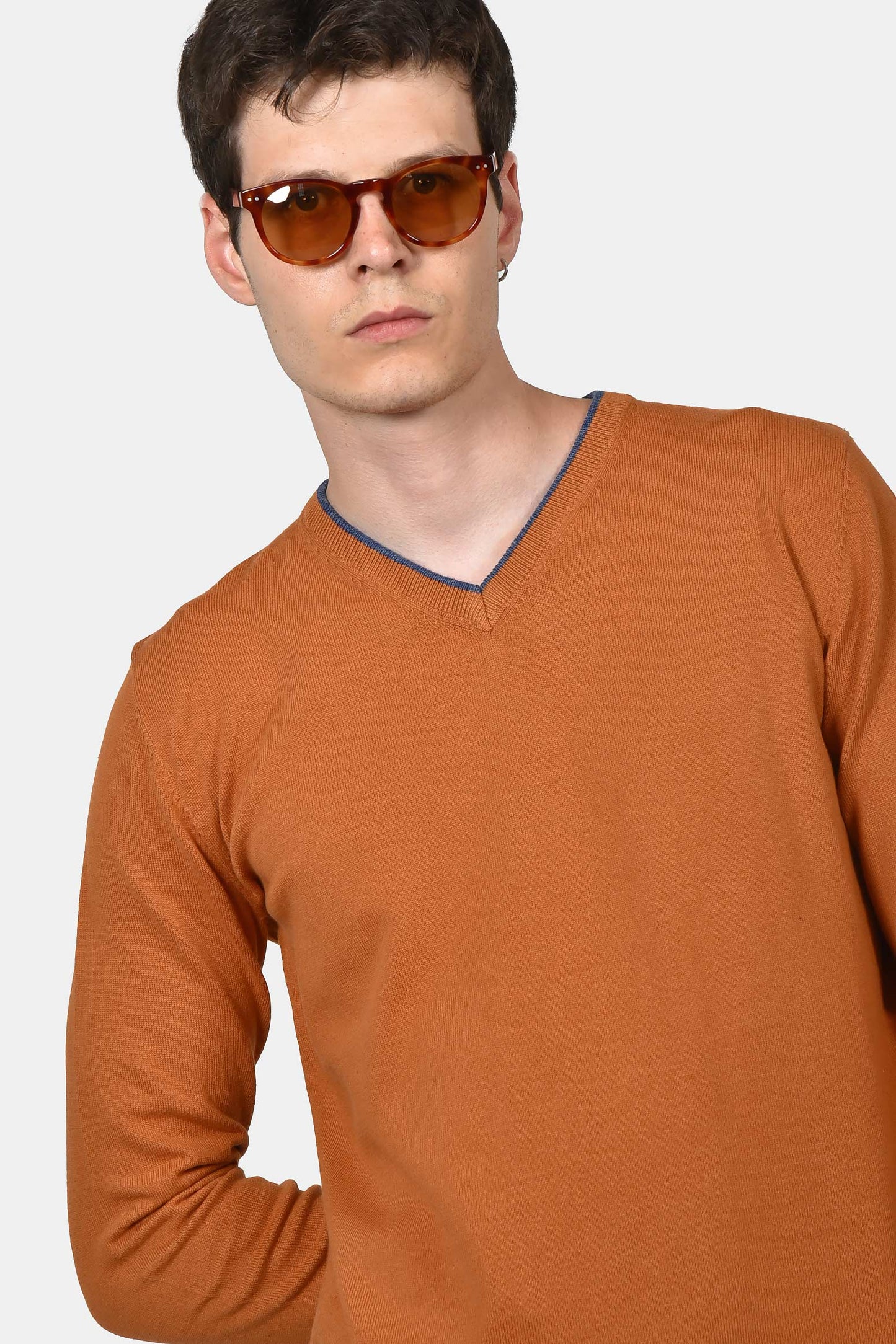ανδρικό-πουλόβερ-normal-fit-με-λαιμόκοψη-v