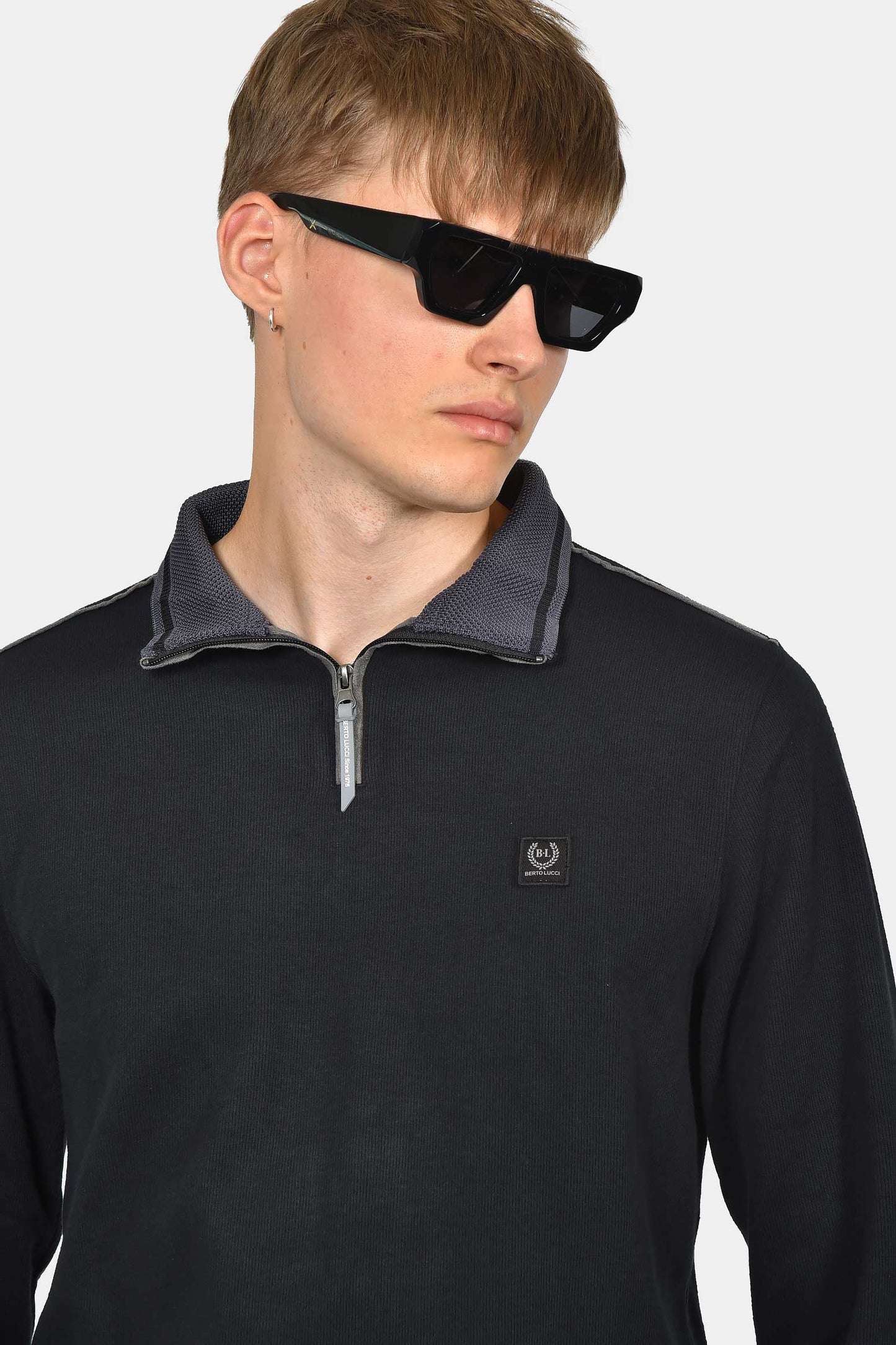 ανδρικό-φούτερ-half-zip-normal-fit-με-μοντέρνο-γιακά