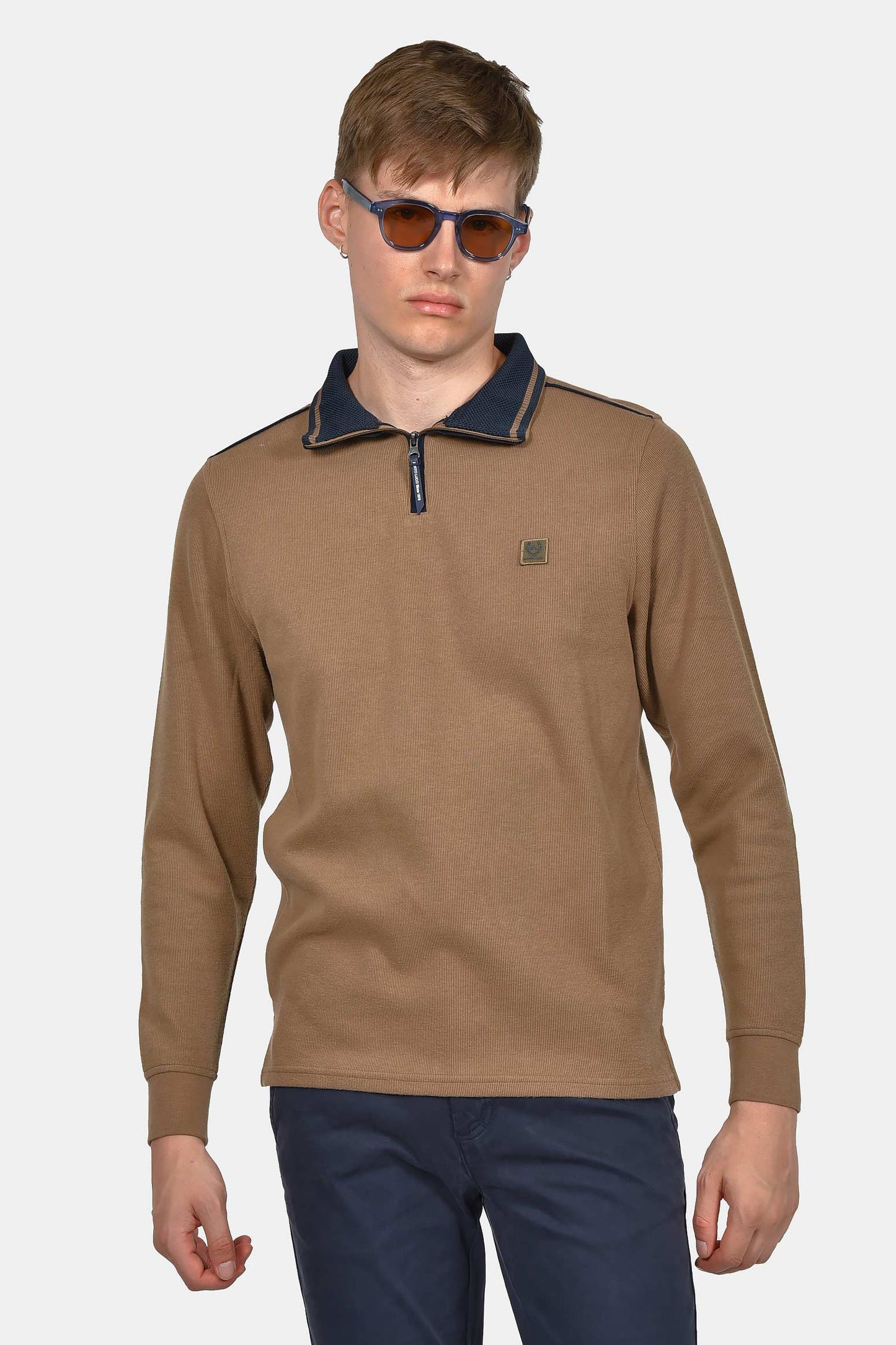 ανδρικό-φούτερ-half-zip-normal-fit-με-μοντέρνο-γιακά