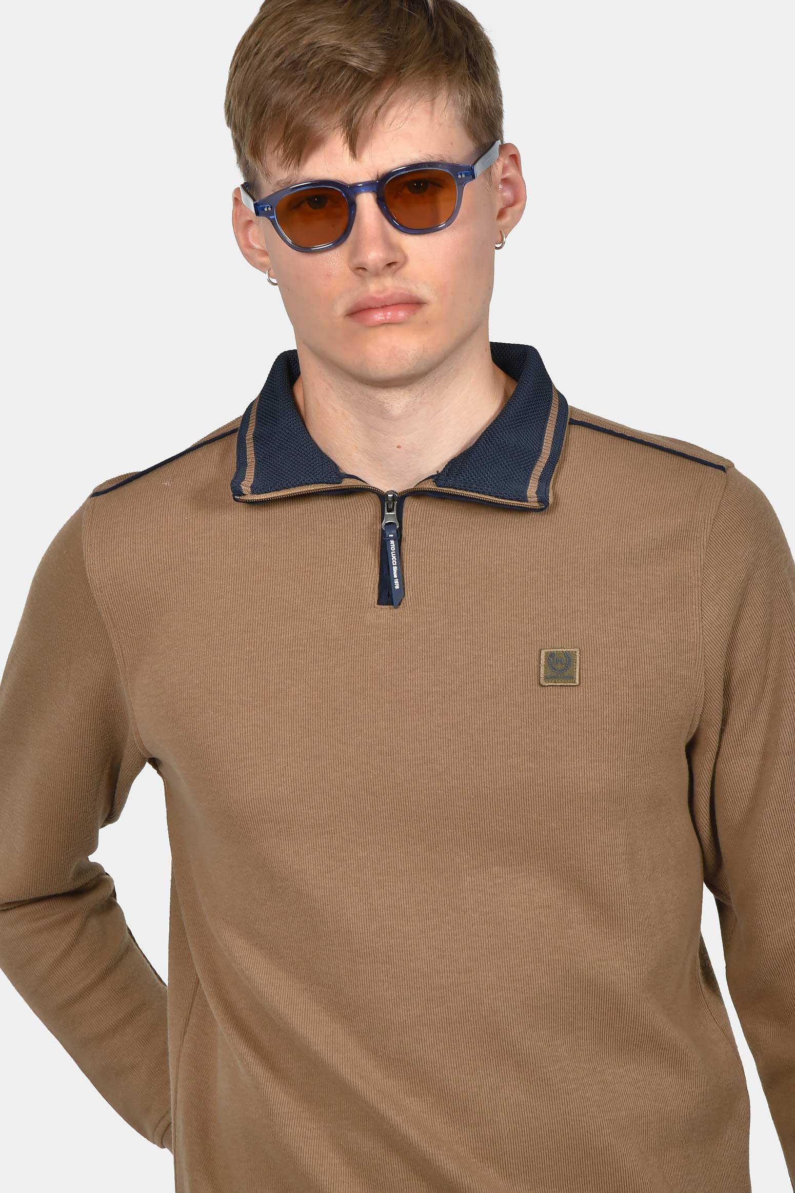 ανδρικό-φούτερ-half-zip-normal-fit-με-μοντέρνο-γιακά