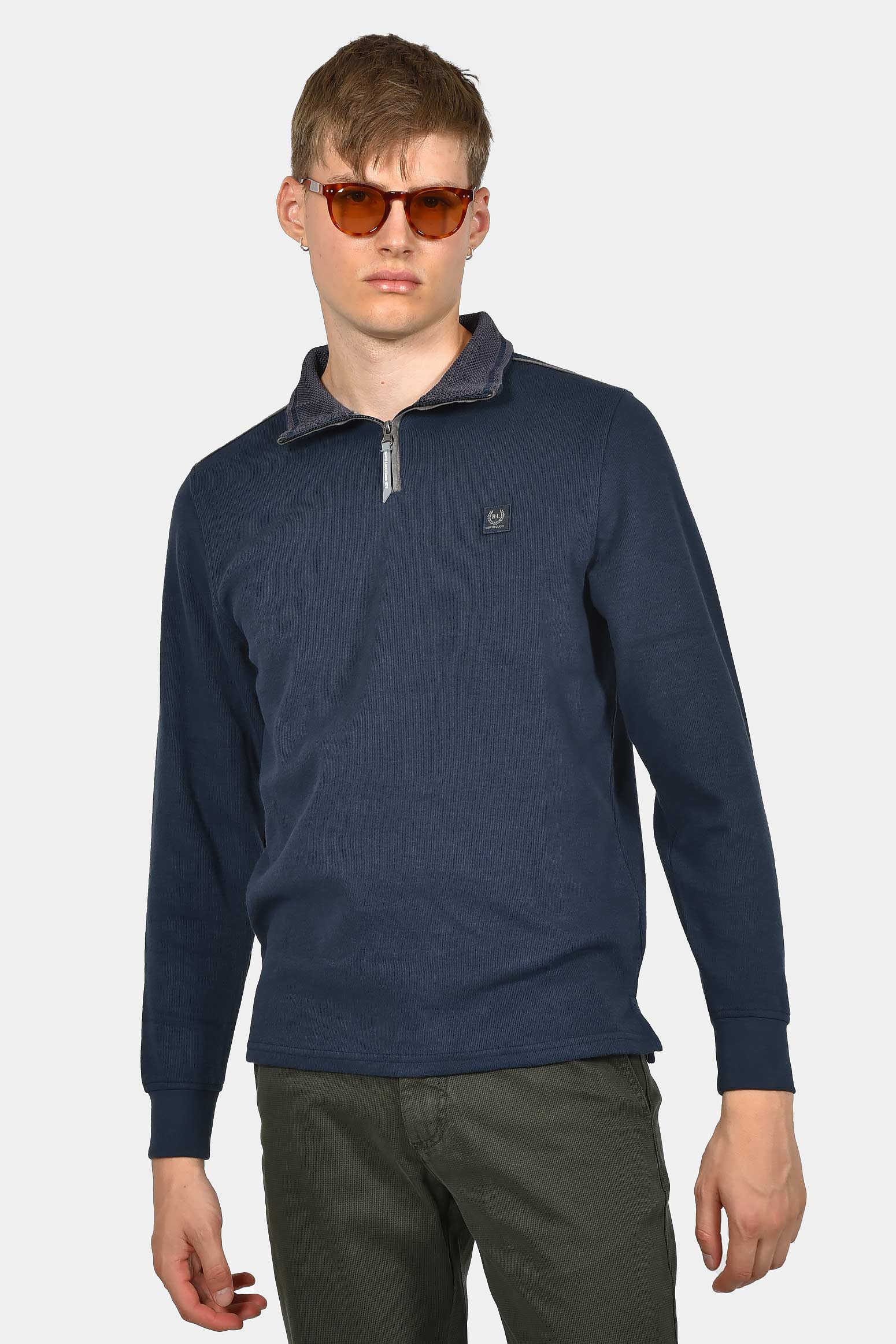 ανδρικό-φούτερ-half-zip-normal-fit-με-μοντέρνο-γιακά