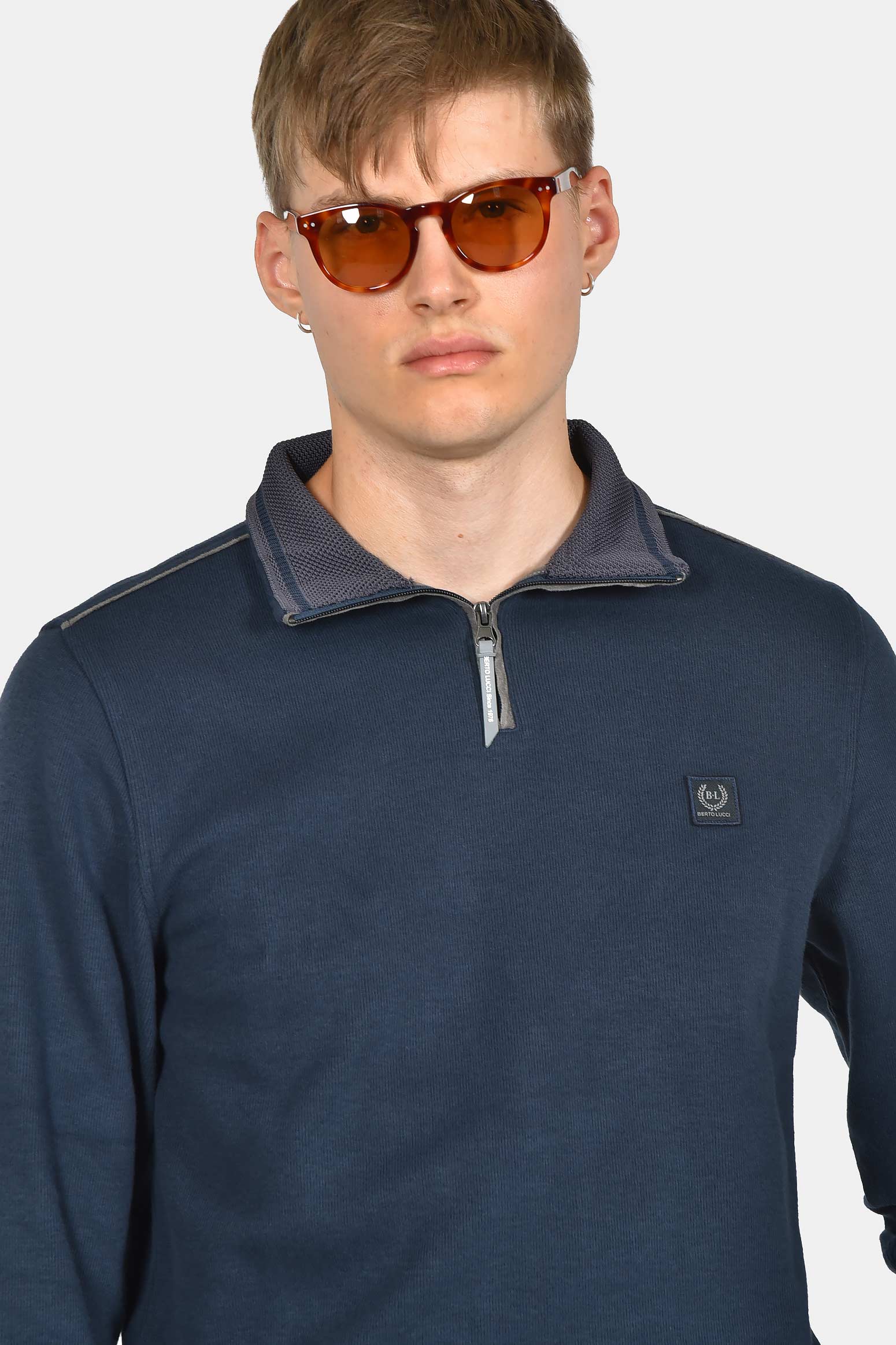 ανδρικό-φούτερ-half-zip-normal-fit-με-μοντέρνο-γιακά