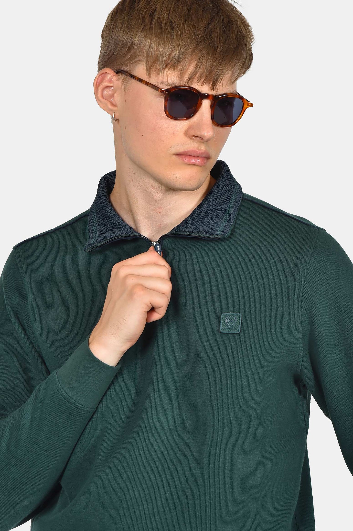 ανδρικό-φούτερ-half-zip-normal-fit-με-μοντέρνο-γιακά