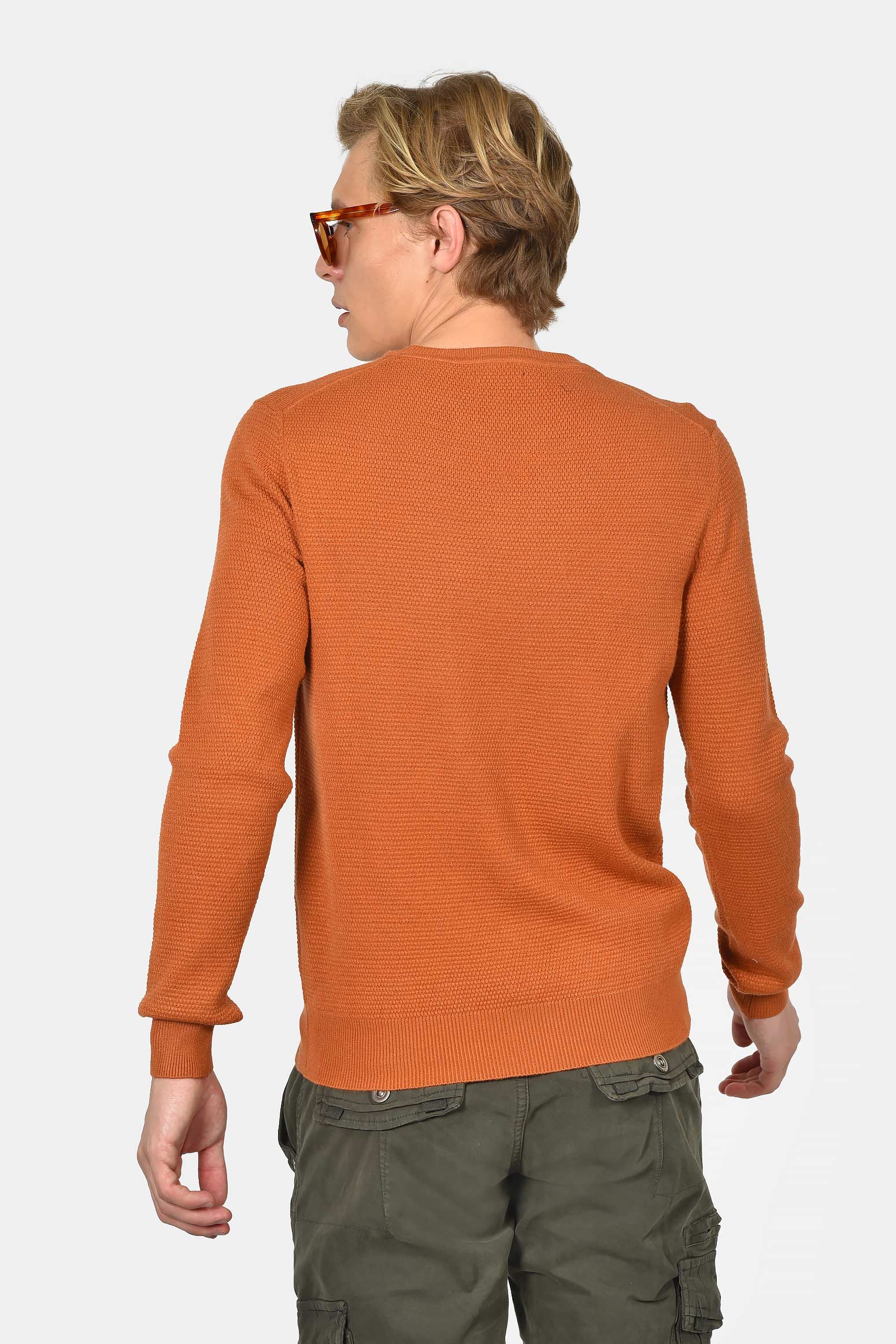 ανδρικό-βαμβακερό-πουλόβερ-σε-normal-fit