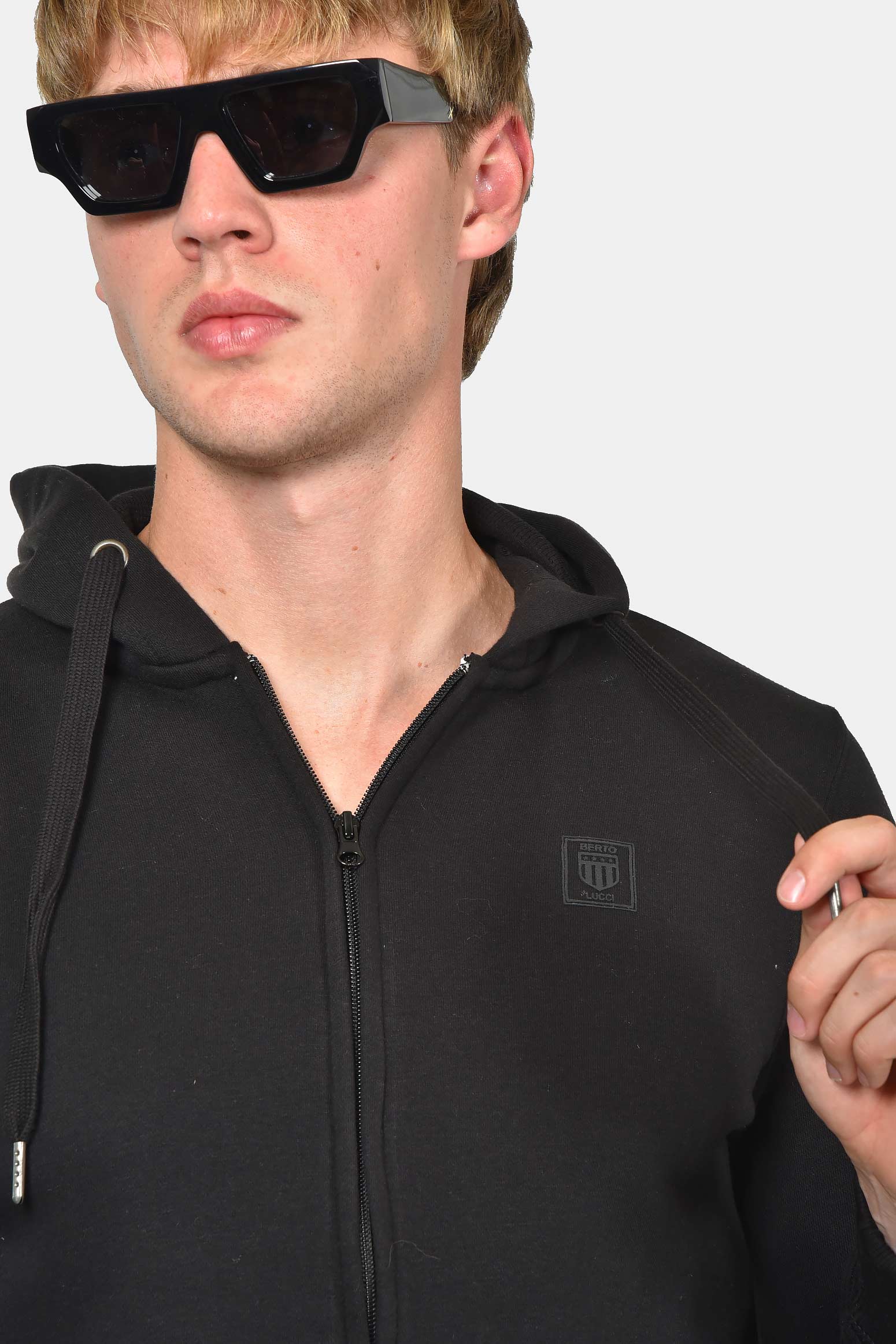 ανδρική-ζακέτα-φούτερ-με-κουκούλα-και-φερμουάρ