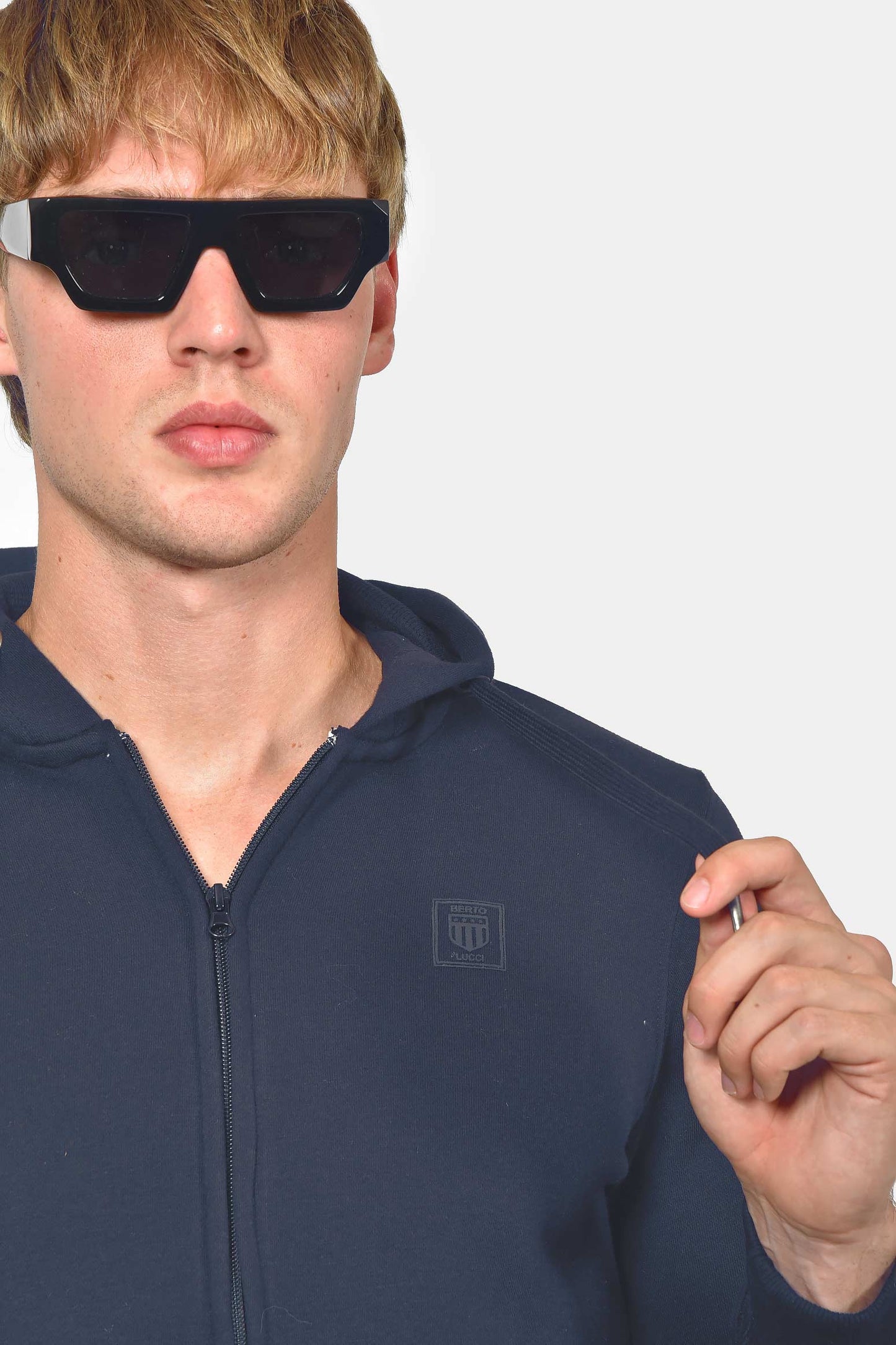 ανδρική-ζακέτα-φούτερ-με-κουκούλα-και-φερμουάρ