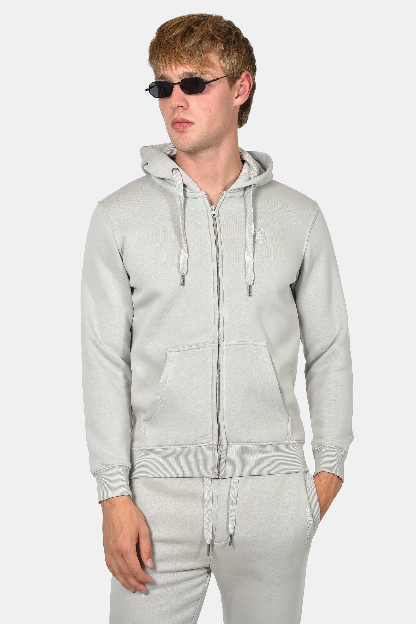 ανδρική-ζακέτα-φούτερ-με-κουκούλα-και-φερμουάρ